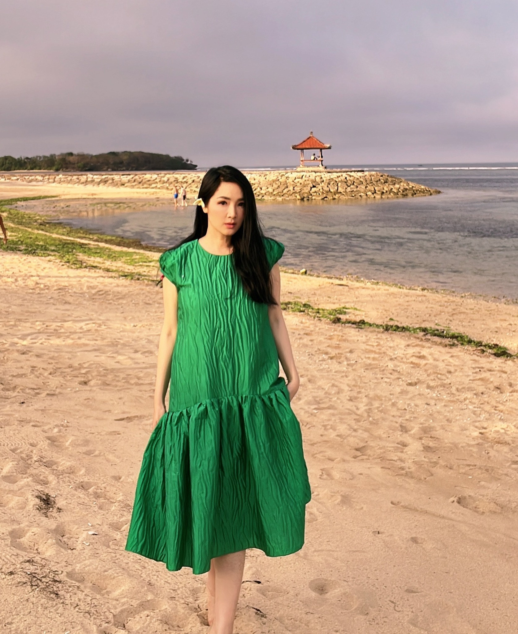 Sao Việt 26/10: Minh Hằng đẹp mặn mà sau sinh, 'cô Xuyến' gợi cảm ở tuổi 48 - 9