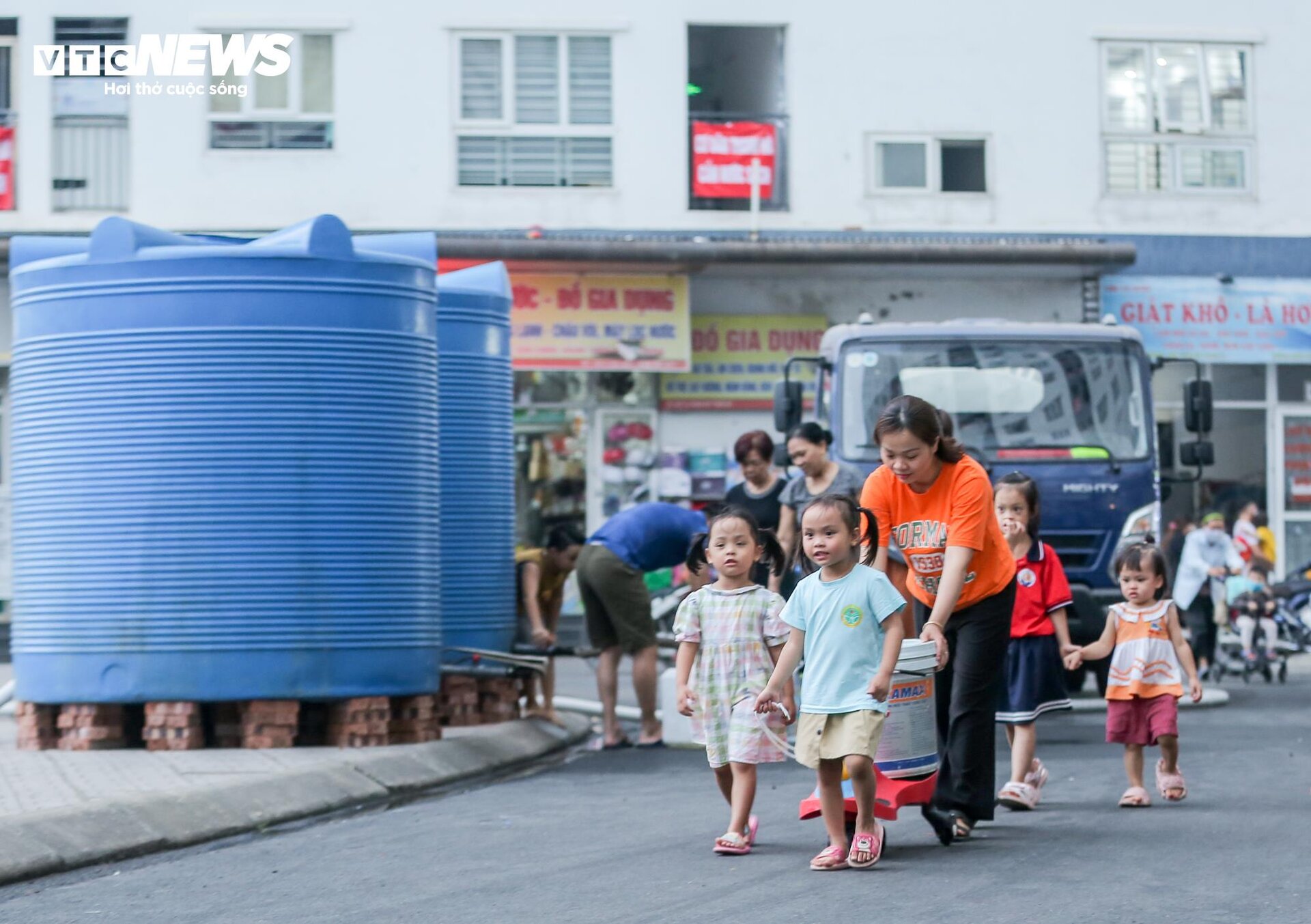 Mất nước sạch suốt 10 ngày, cư dân Khu đô thị Thanh Hà tính chuyện bán nhà - 17