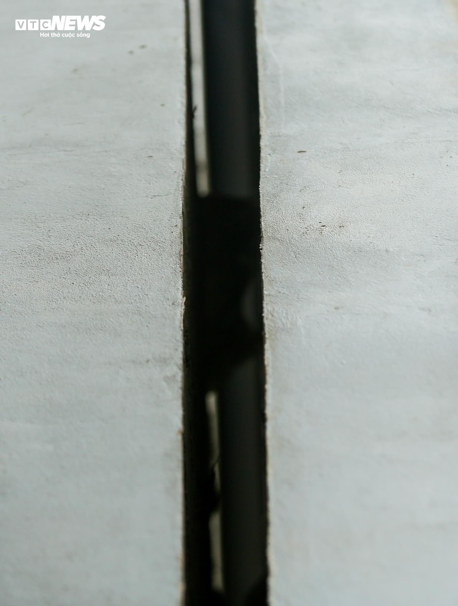 Hà Nội: Nhà kiên cố bỗng nứt toác chờ sập, dân khốn khổ di dời khẩn cấp - 16