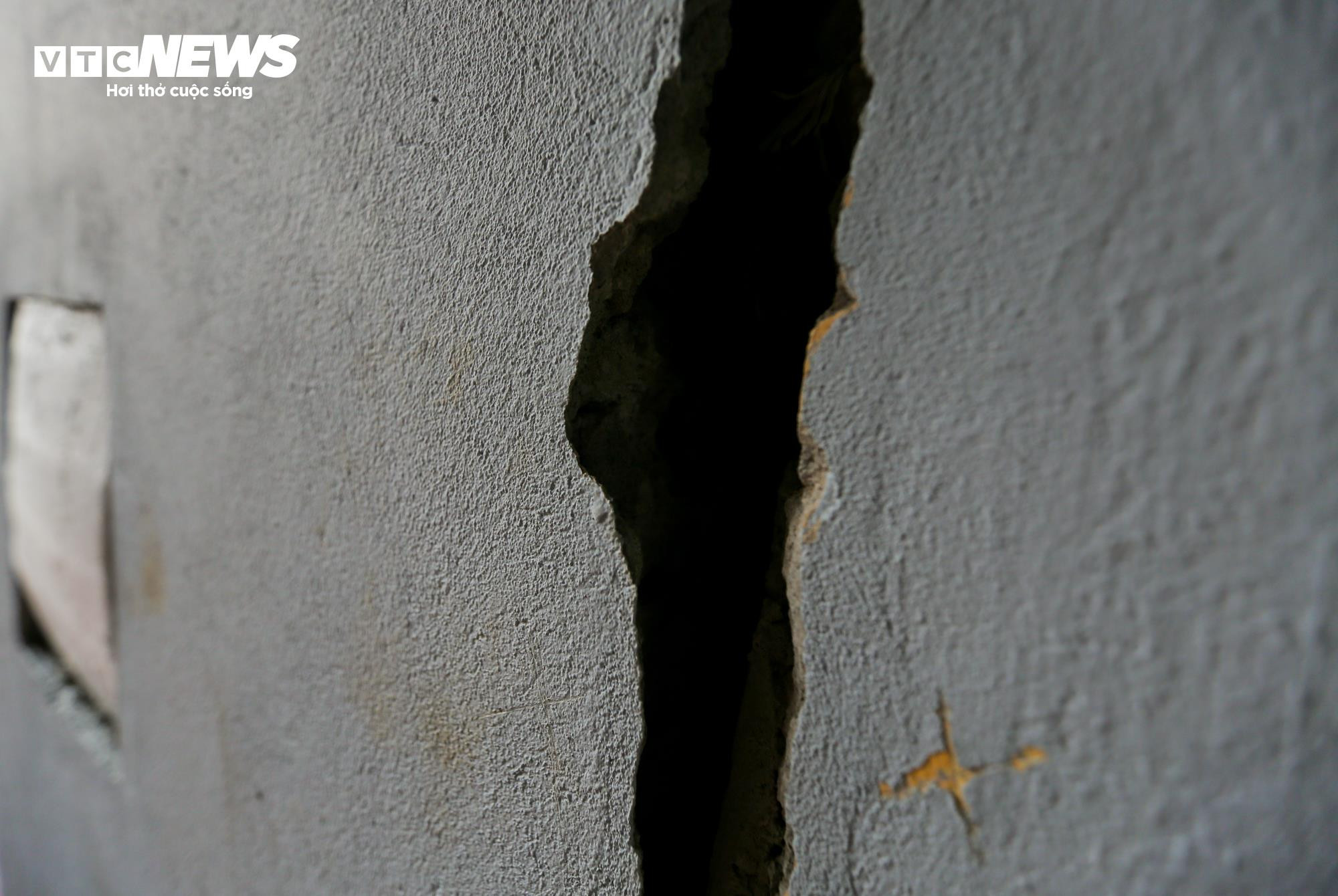 Hà Nội: Nhà kiên cố bỗng nứt toác chờ sập, dân khốn khổ di dời khẩn cấp - 15