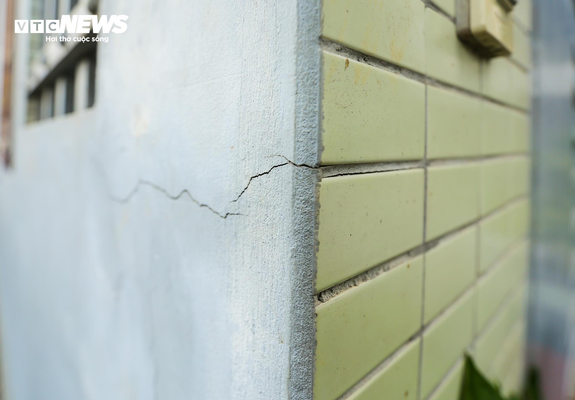Hà Nội: Nhà kiên cố bỗng nứt toác chờ sập, dân khốn khổ di dời khẩn cấp - 8