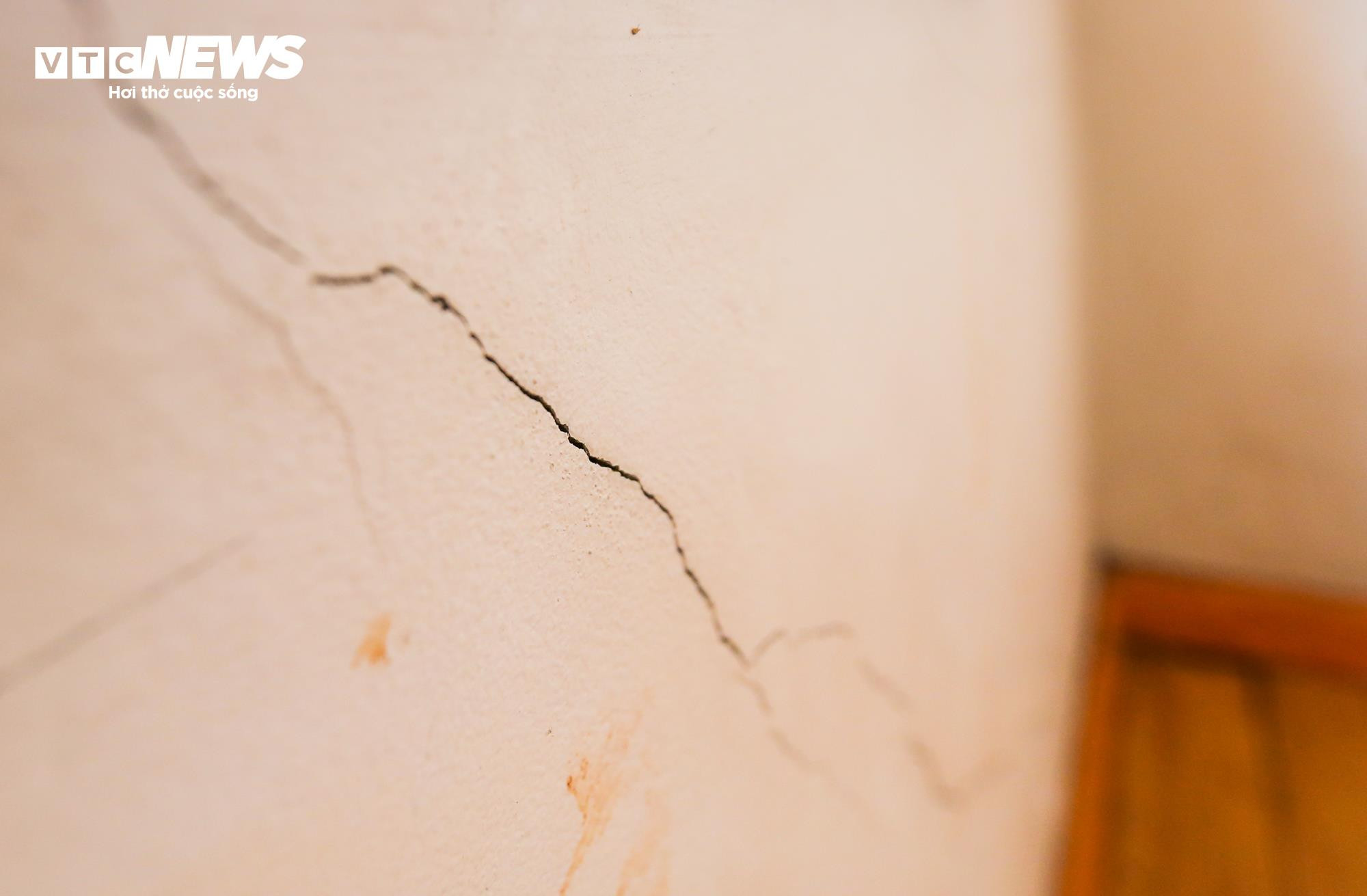 Hà Nội: Nhà kiên cố bỗng nứt toác chờ sập, dân khốn khổ di dời khẩn cấp - 9