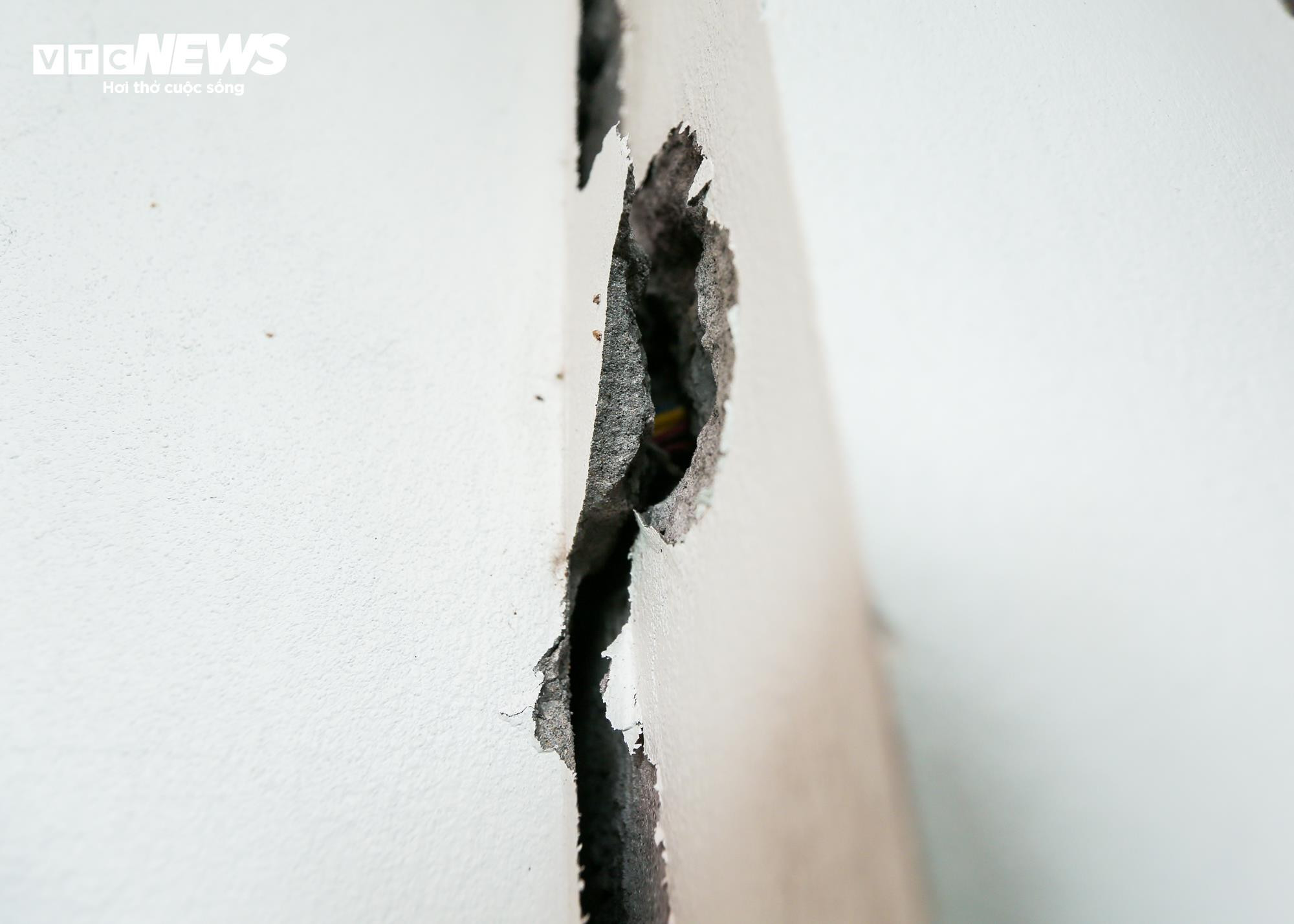 Hà Nội: Nhà kiên cố bỗng nứt toác chờ sập, dân khốn khổ di dời khẩn cấp - 18