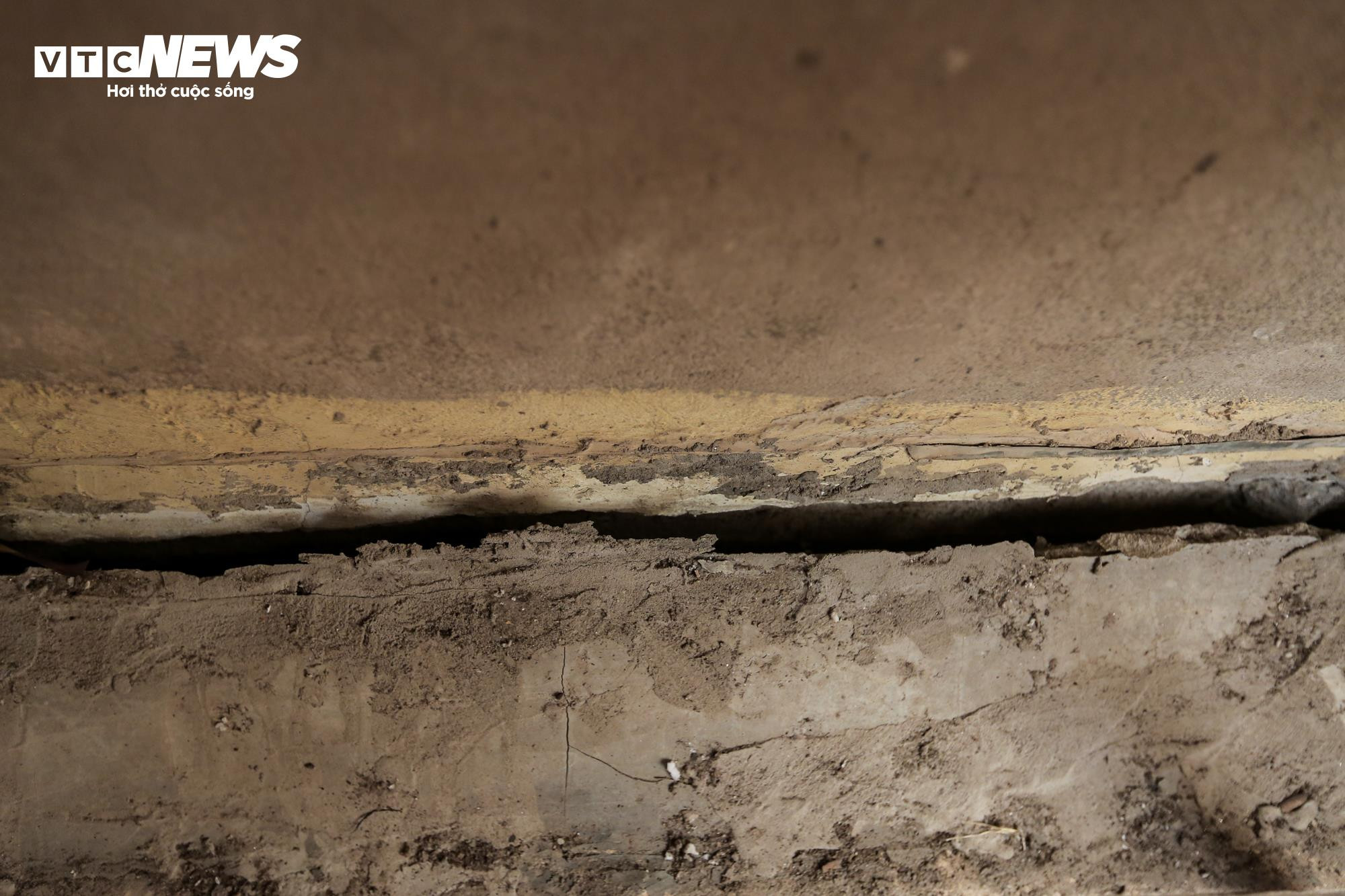 Hà Nội: Nhà kiên cố bỗng nứt toác chờ sập, dân khốn khổ di dời khẩn cấp - 21