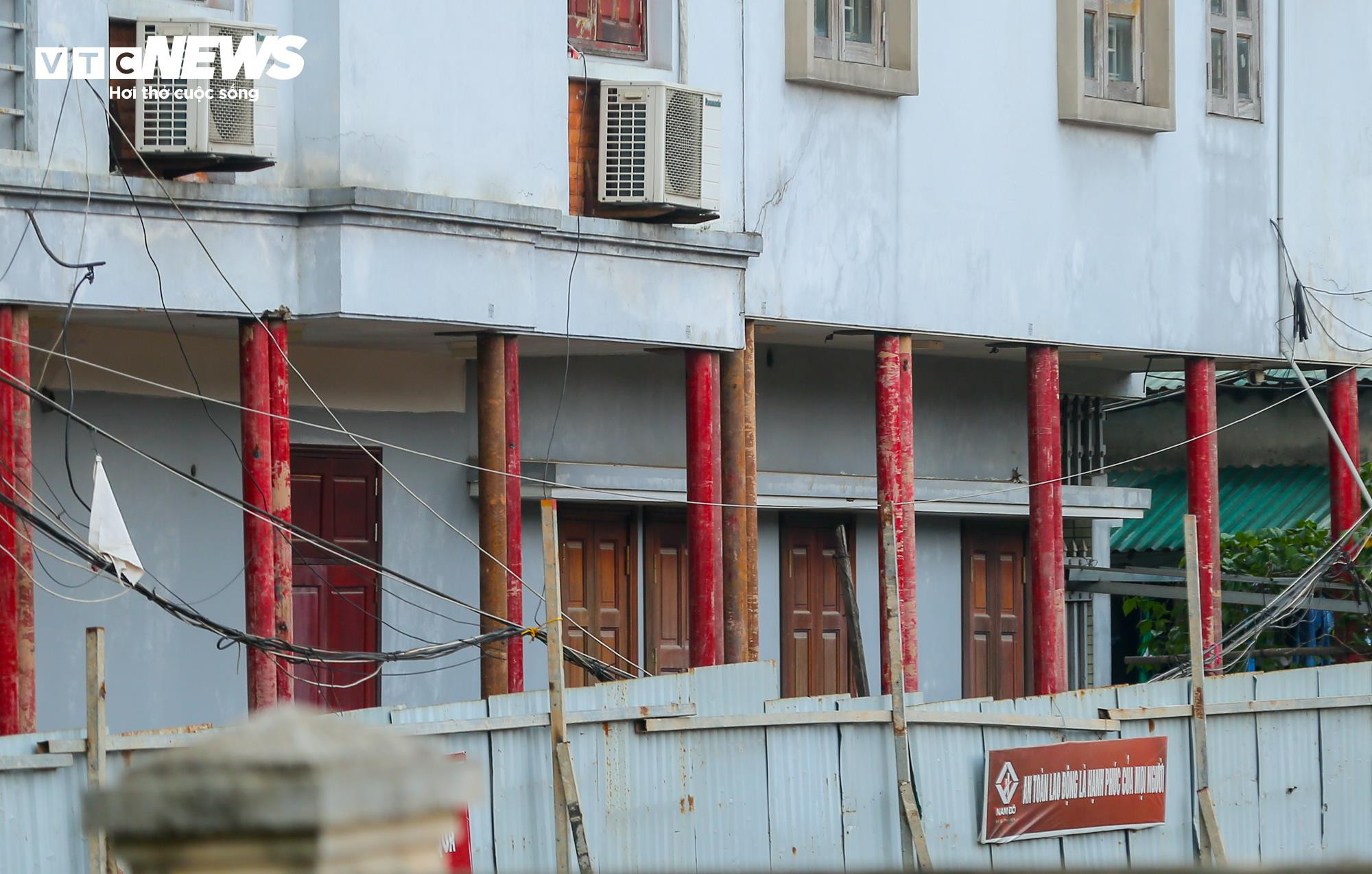 Hà Nội: Nhà kiên cố bỗng nứt toác chờ sập, dân khốn khổ di dời khẩn cấp - 6