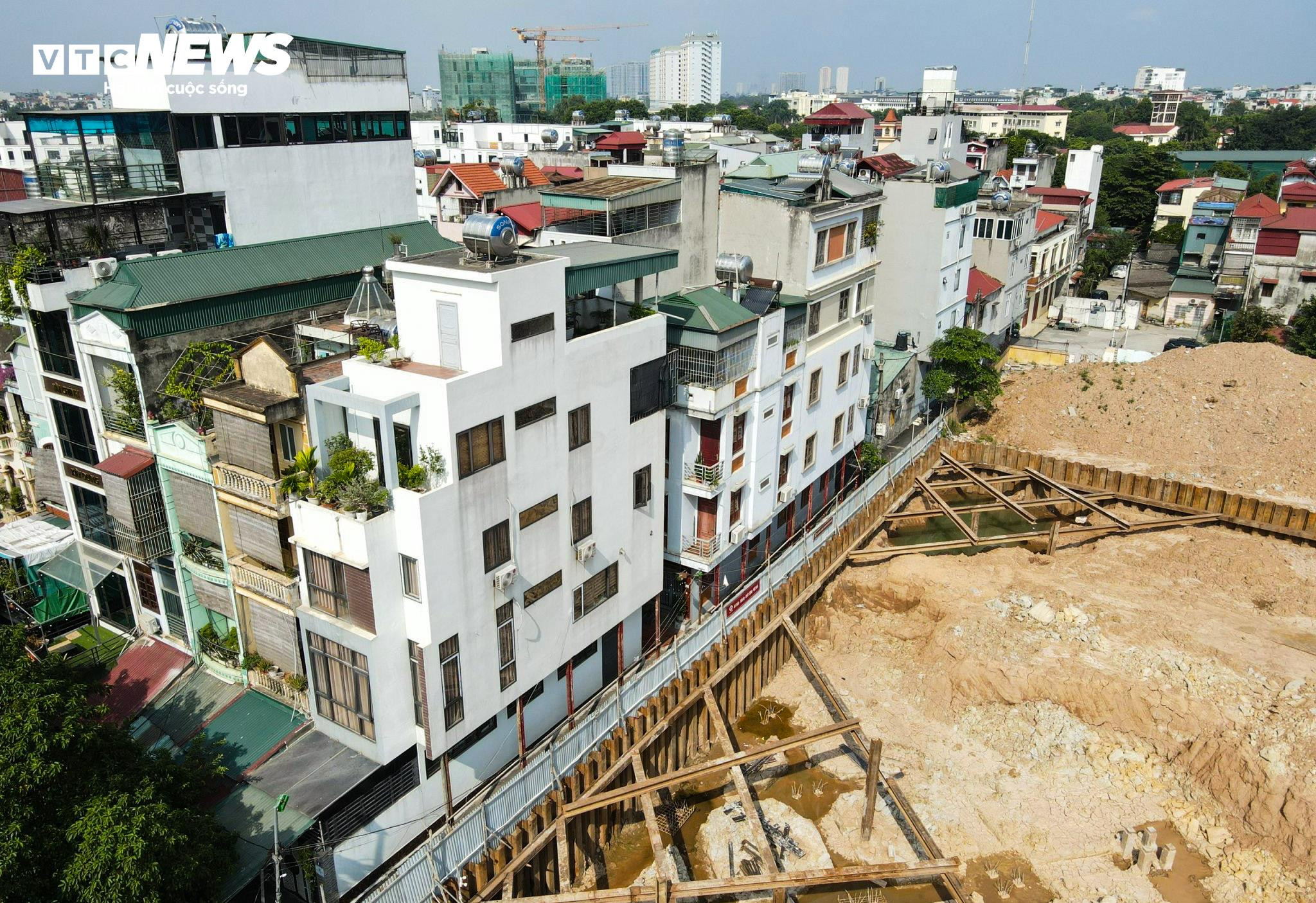 Hà Nội: Nhà kiên cố bỗng nứt toác chờ sập, dân khốn khổ di dời khẩn cấp - 2