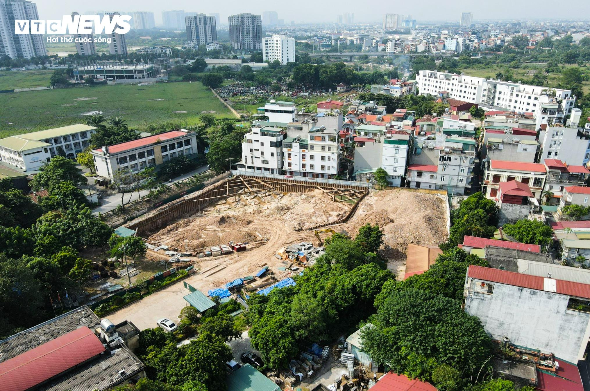 Hà Nội: Nhà kiên cố bỗng nứt toác chờ sập, dân khốn khổ di dời khẩn cấp - 1