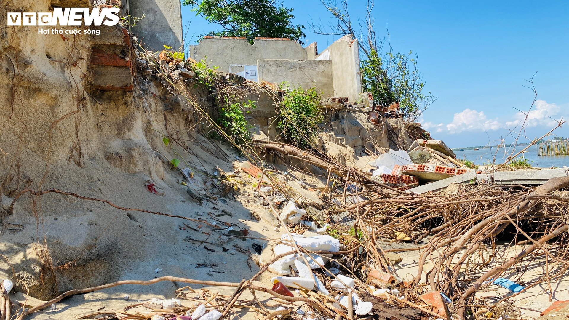 Triều cường công phá bờ biển suốt 1 thập kỷ, 'nuốt chửng' nhà cửa ở Quảng Nam - 12