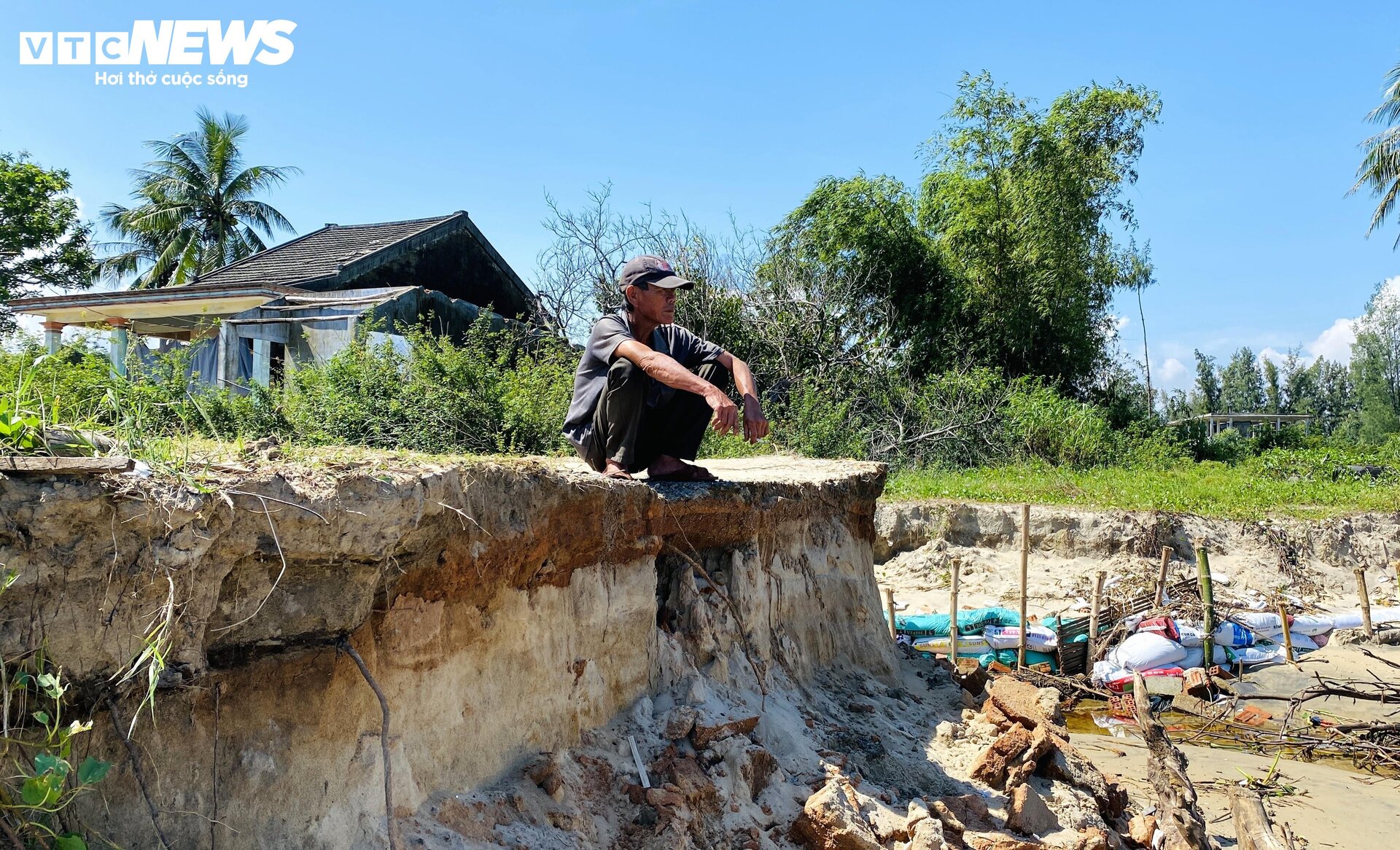 Triều cường công phá bờ biển suốt 1 thập kỷ, 'nuốt chửng' nhà cửa ở Quảng Nam - 4