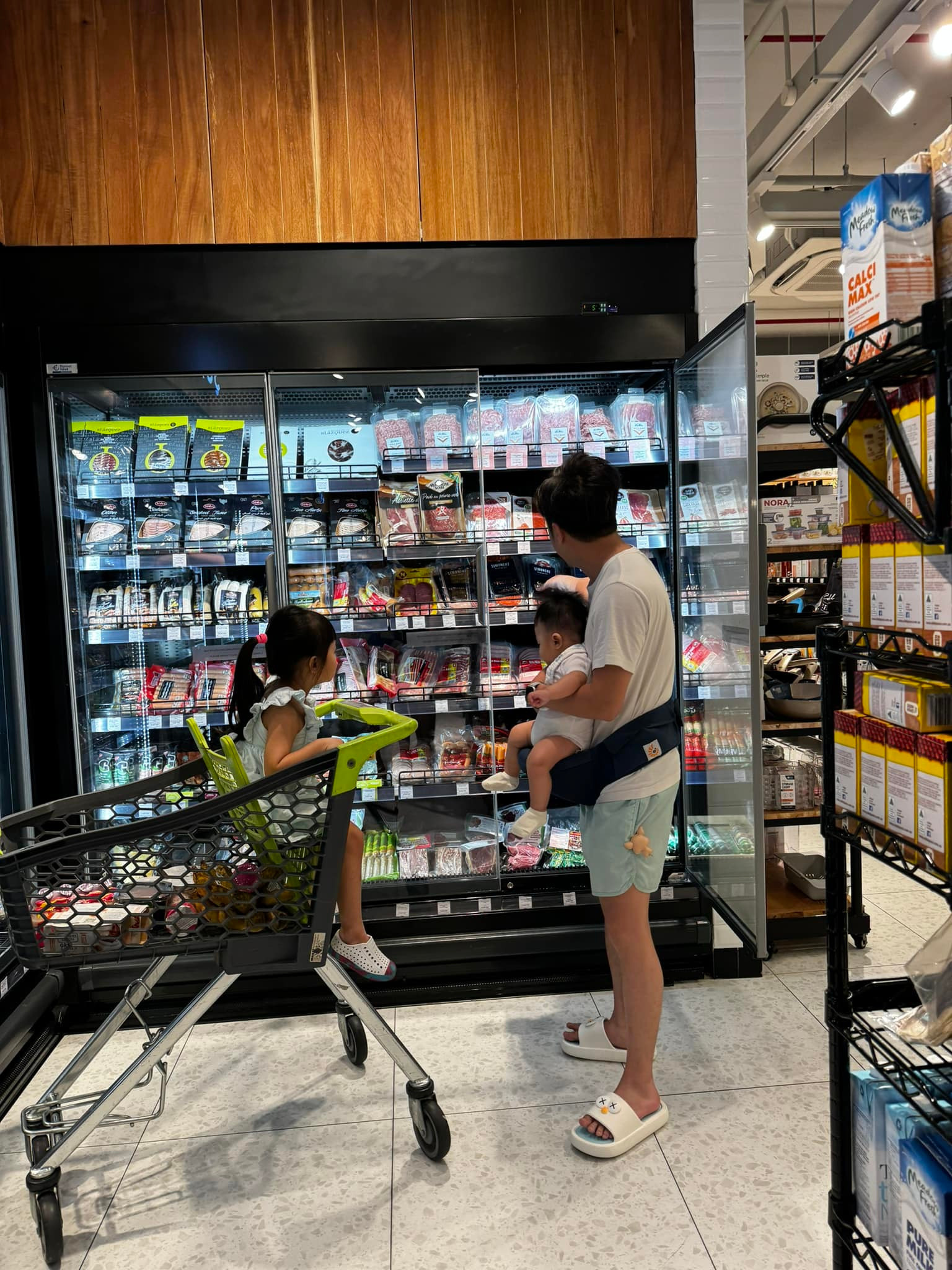 Sao Việt 30/10: Cường Đô La 'một nách 2 con', Đan Trường thân thiết bên vợ cũ - 1