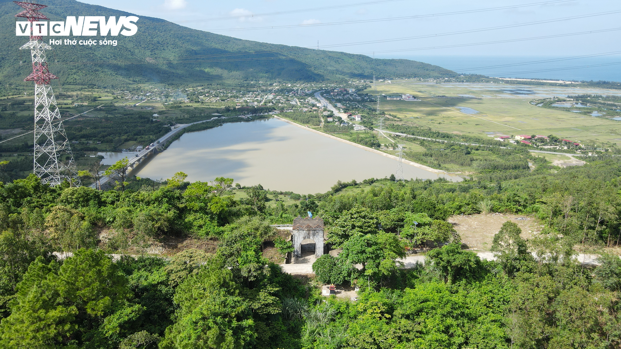 Khám phá 'cổng trời' gần 200 tuổi trên đỉnh Đèo Ngang - 1