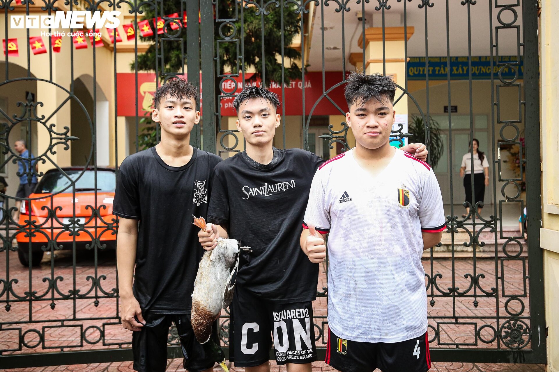 Người dân đội mưa xem bắt vịt ở lễ hội làng Vạn Phúc - 19