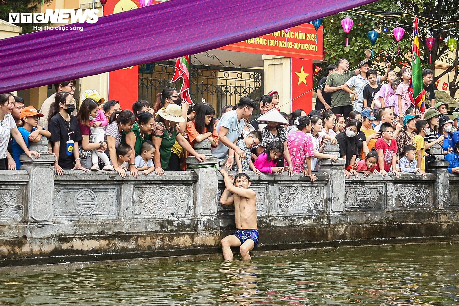 Người dân đội mưa xem bắt vịt ở lễ hội làng Vạn Phúc - 6