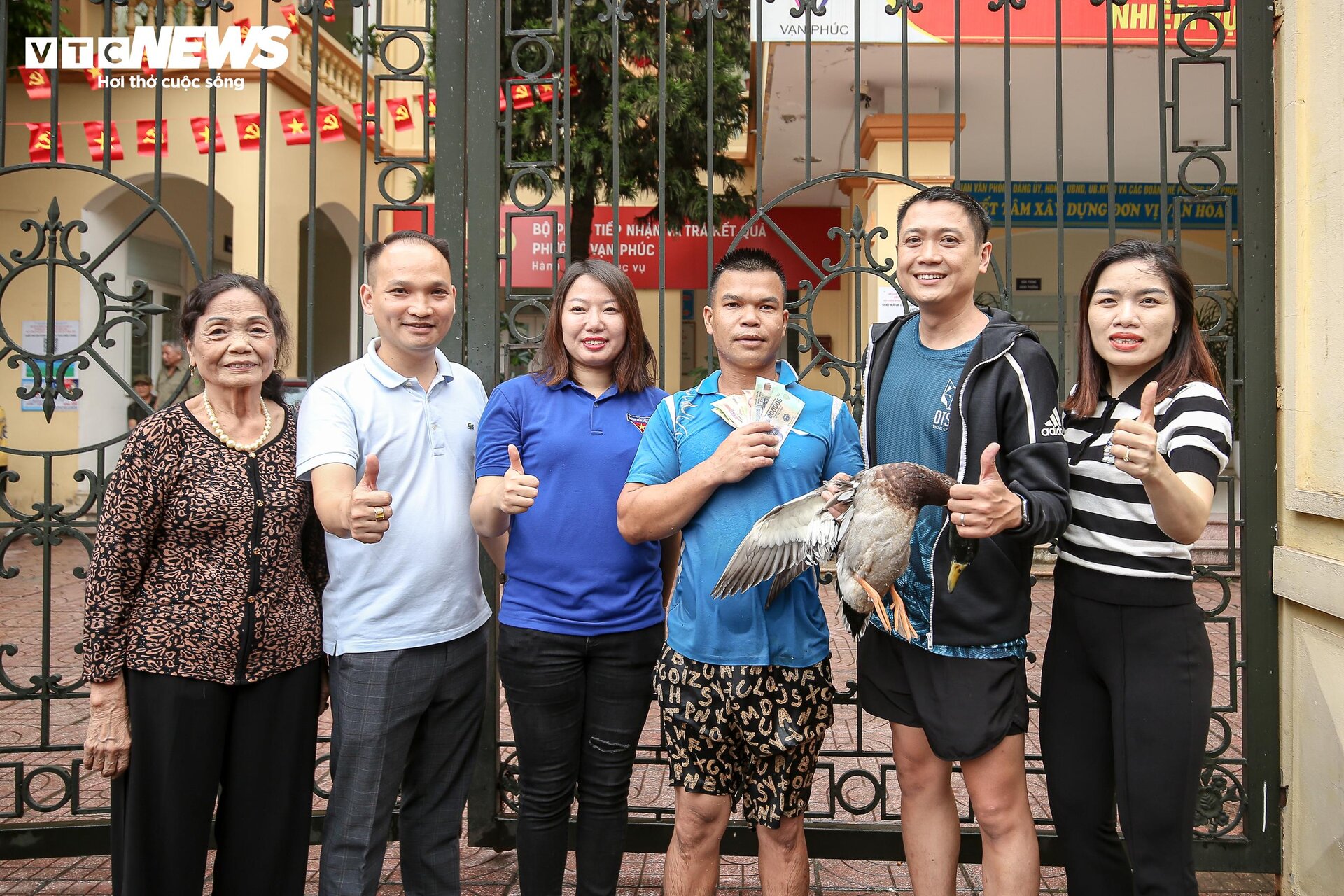 Người dân đội mưa xem bắt vịt ở lễ hội làng Vạn Phúc - 20