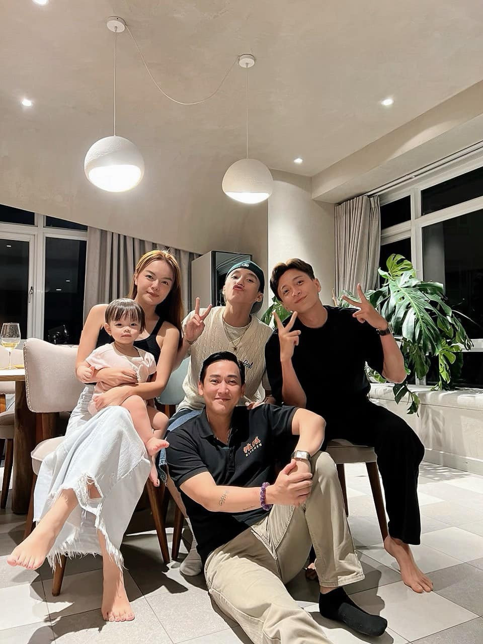 Sao Việt 31/10: Dàn sao 'Chàng trai năm ấy' hội ngộ, Như Quỳnh trẻ đẹp tuổi 53 - 2