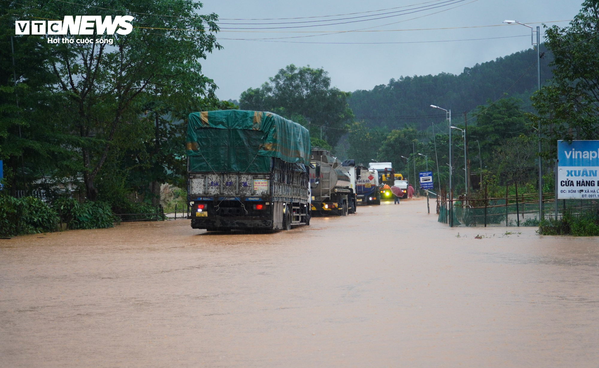Hà Tĩnh: Mưa trắng trời, người dân chen chân trên công nông qua biển nước - 5