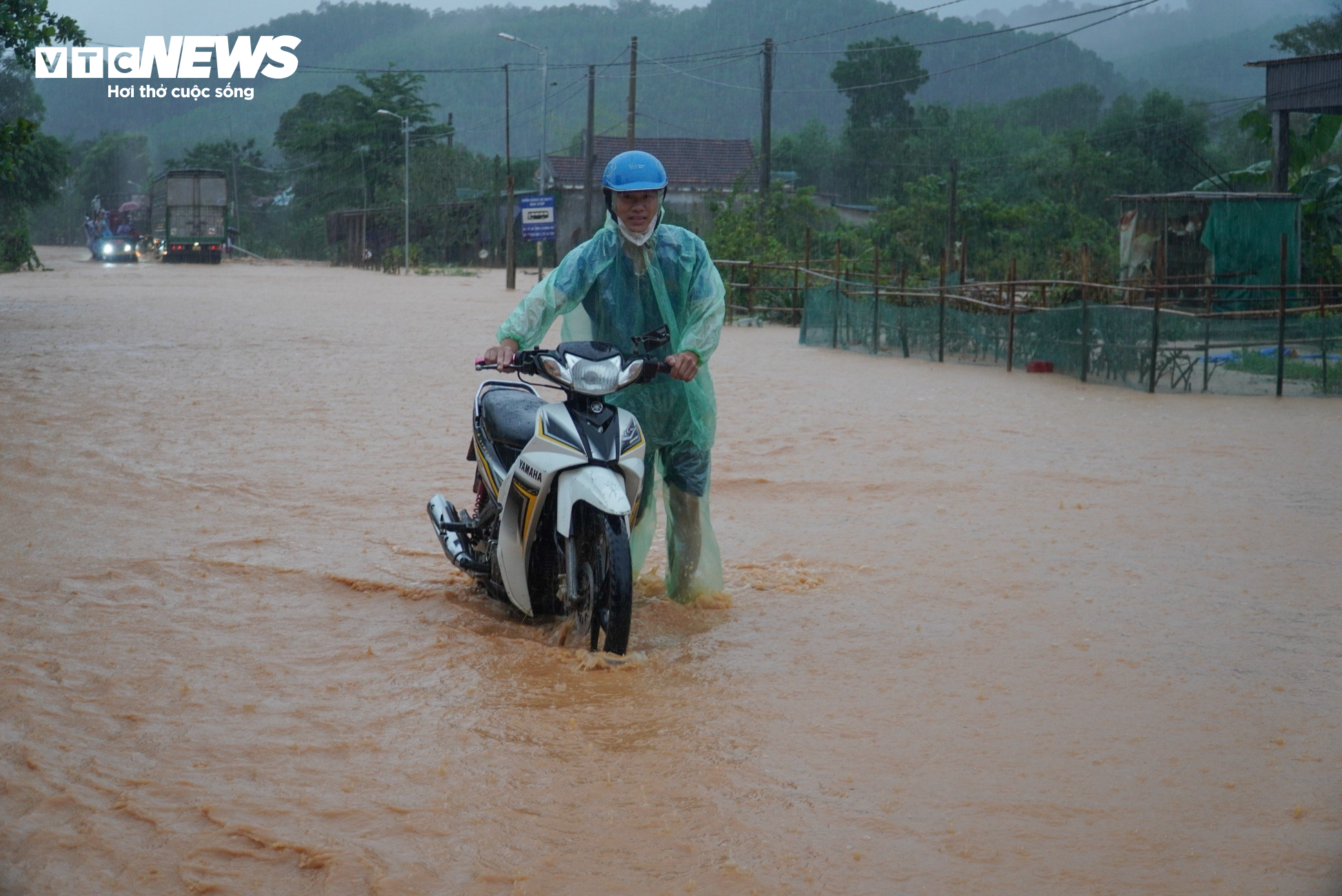 Hà Tĩnh: Mưa trắng trời, người dân chen chân trên công nông qua biển nước - 7