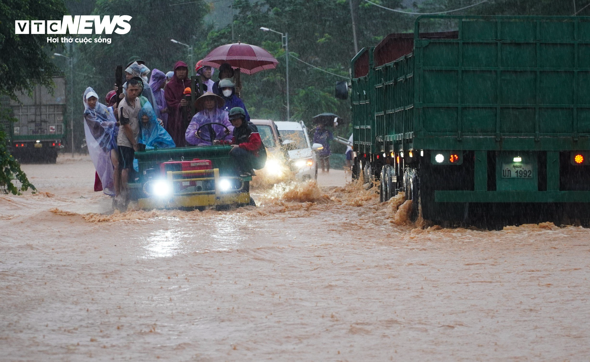 Hà Tĩnh: Mưa trắng trời, người dân chen chân trên công nông qua biển nước - 9