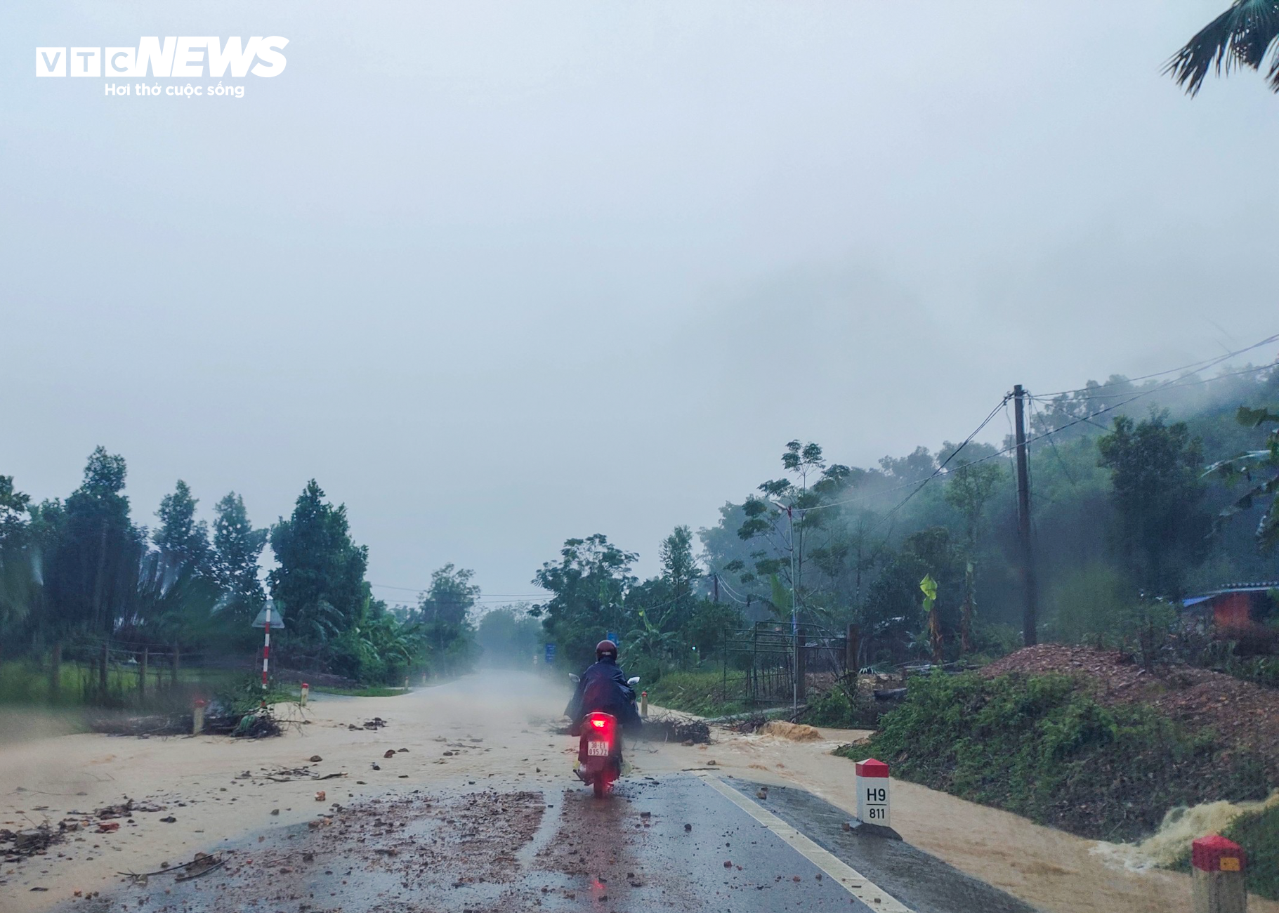 Hà Tĩnh: Mưa trắng trời, người dân chen chân trên công nông qua biển nước - 11