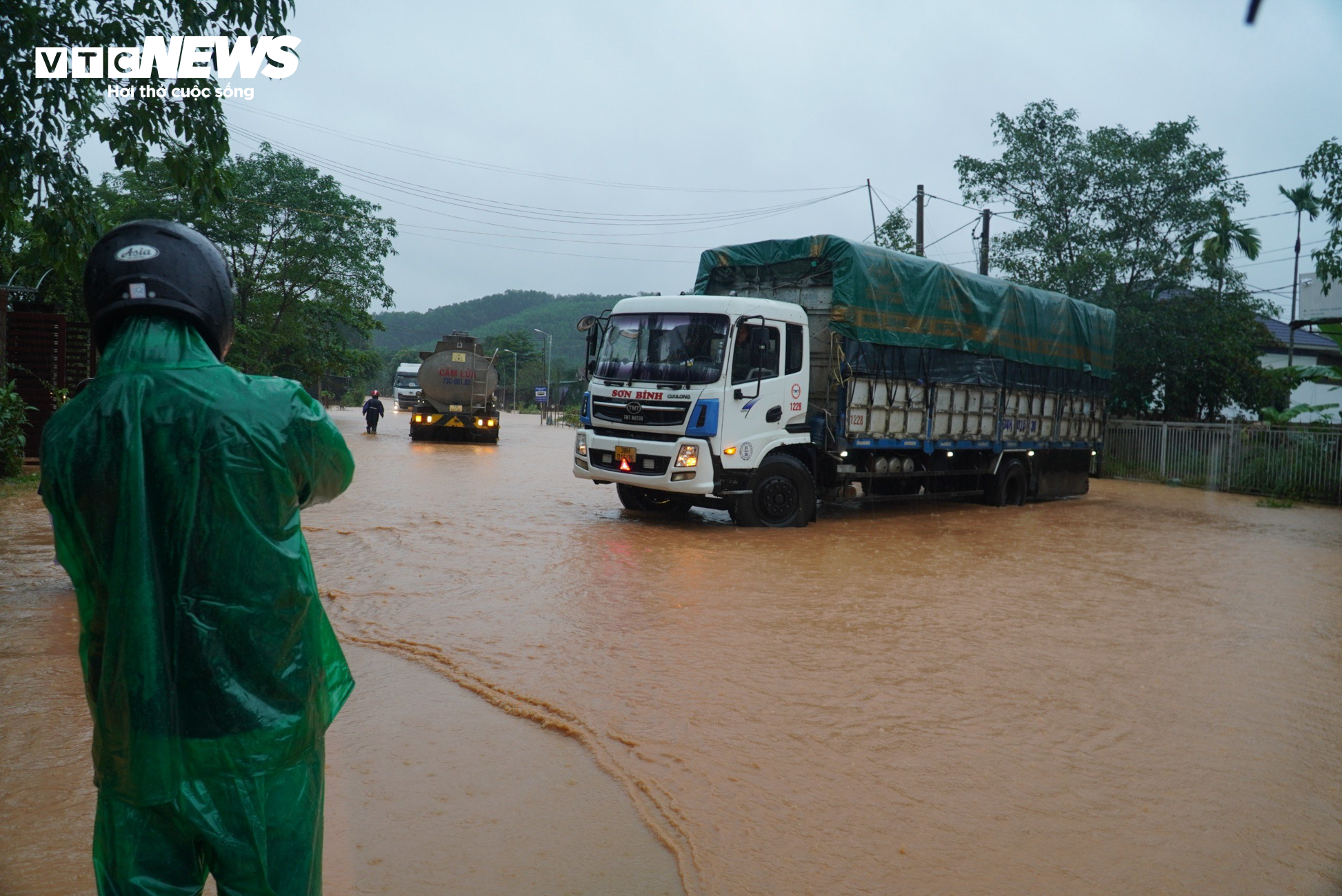 Hà Tĩnh: Mưa trắng trời, người dân chen chân trên công nông qua biển nước - 4