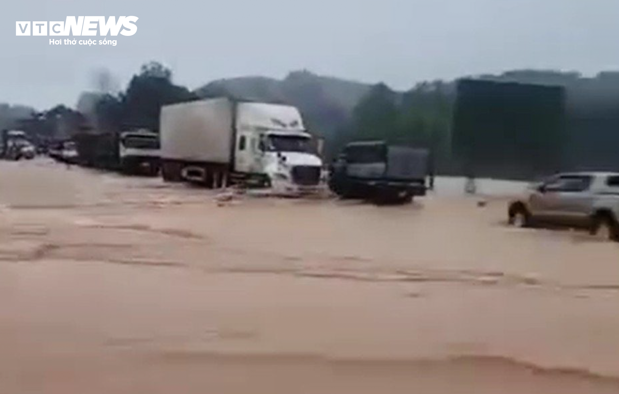 Hà Tĩnh: Mưa trắng trời, người dân chen chân trên công nông qua biển nước - 6