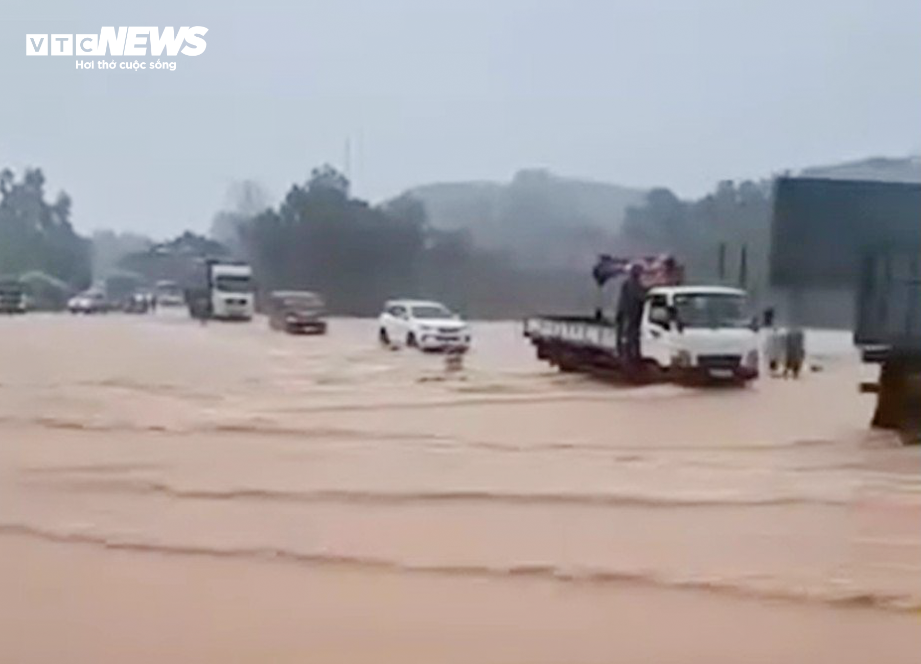 Hà Tĩnh: Mưa trắng trời, người dân chen chân trên công nông qua biển nước - 3