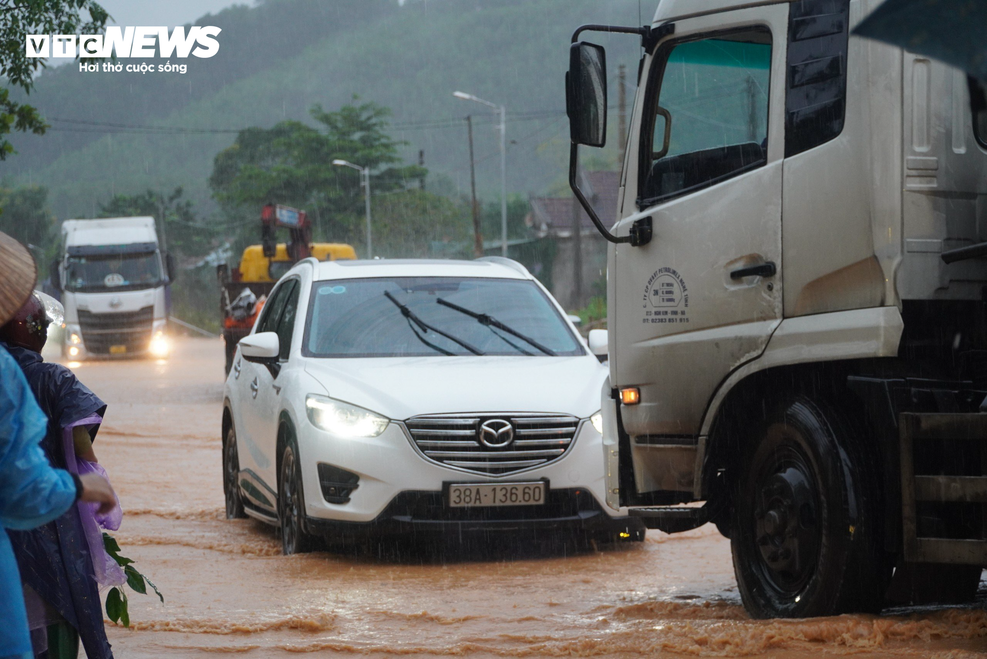 Hà Tĩnh: Mưa trắng trời, người dân chen chân trên công nông qua biển nước - 2