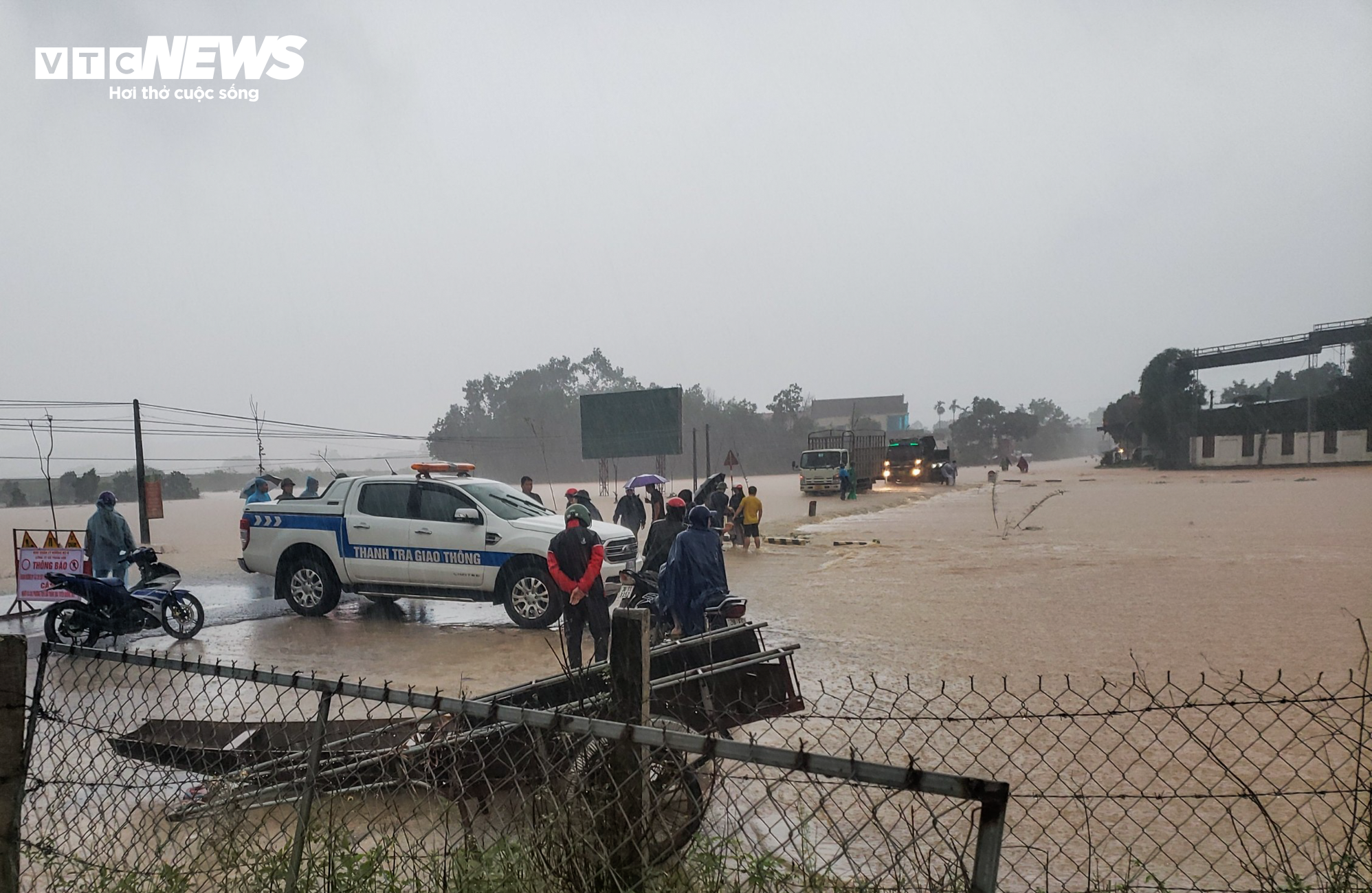 Hà Tĩnh: Mưa trắng trời, người dân chen chân trên công nông qua biển nước - 10