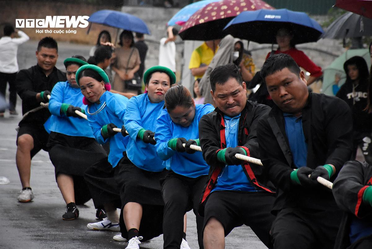 Về miền Soóng Cọ xem các 'chị đẹp' dân tộc Sán Chỉ dầm mưa, mặc váy đá bóng - 21