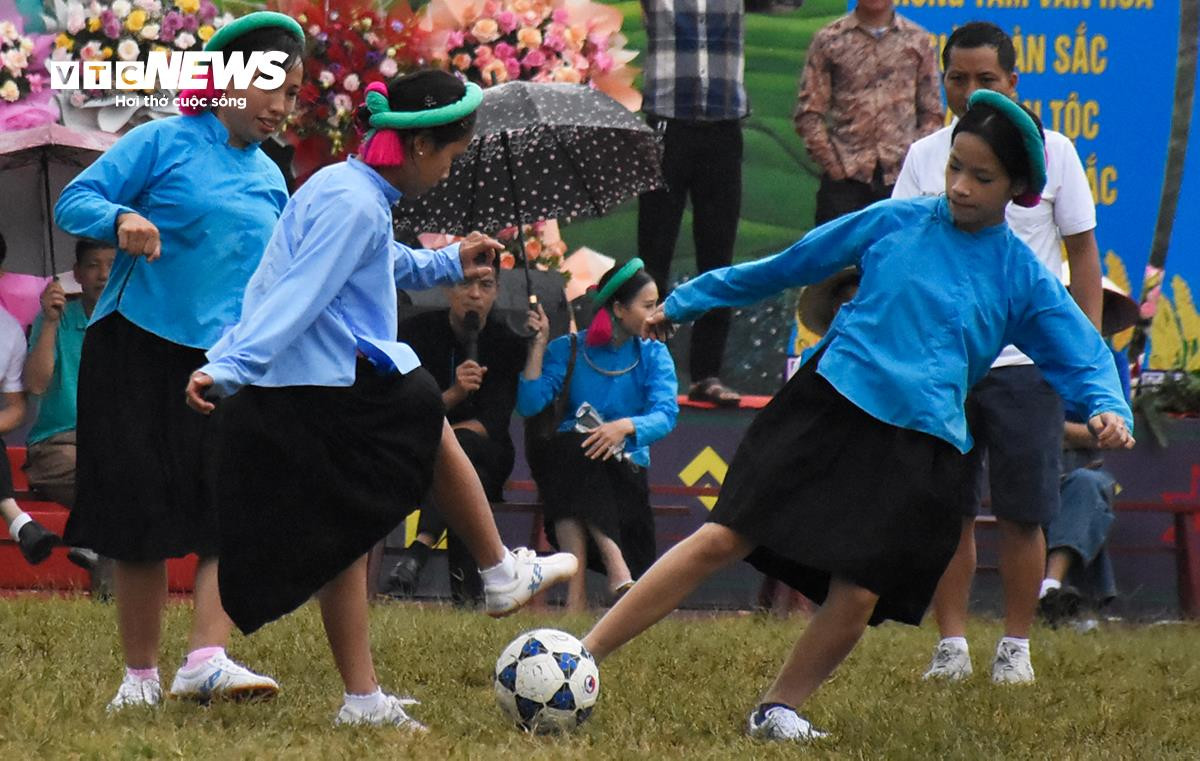 Về miền Soóng Cọ xem các 'chị đẹp' dân tộc Sán Chỉ dầm mưa, mặc váy đá bóng - 10