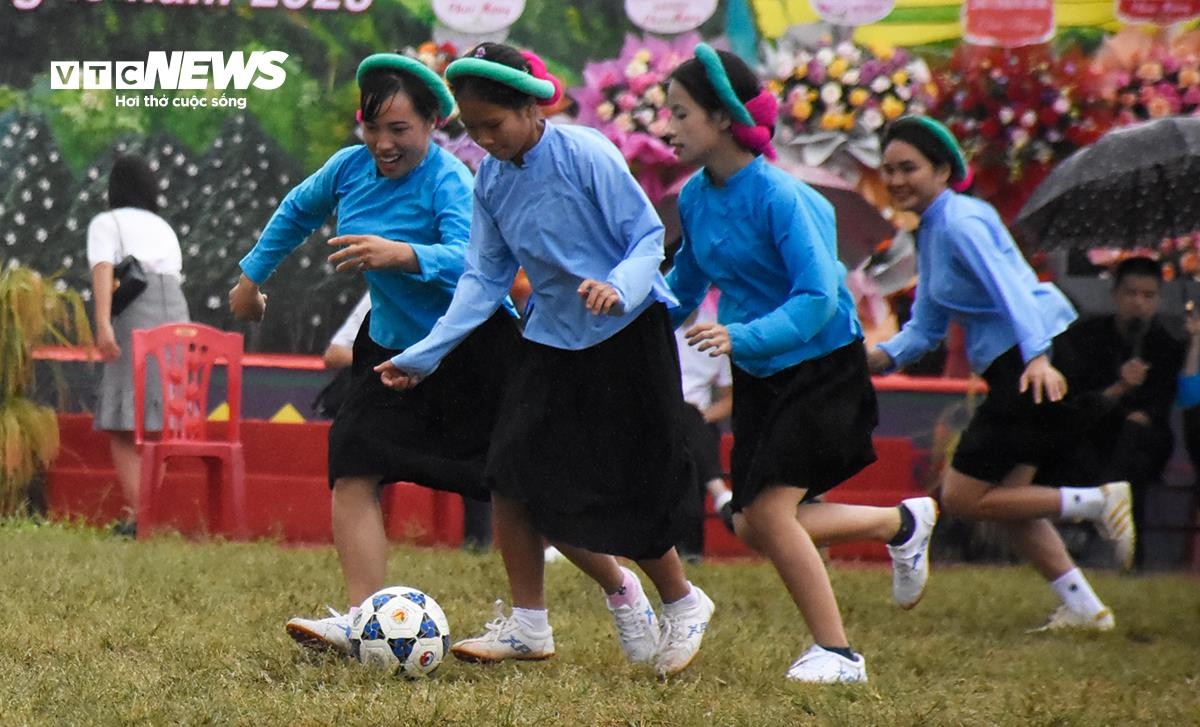 Về miền Soóng Cọ xem các 'chị đẹp' dân tộc Sán Chỉ dầm mưa, mặc váy đá bóng - 3
