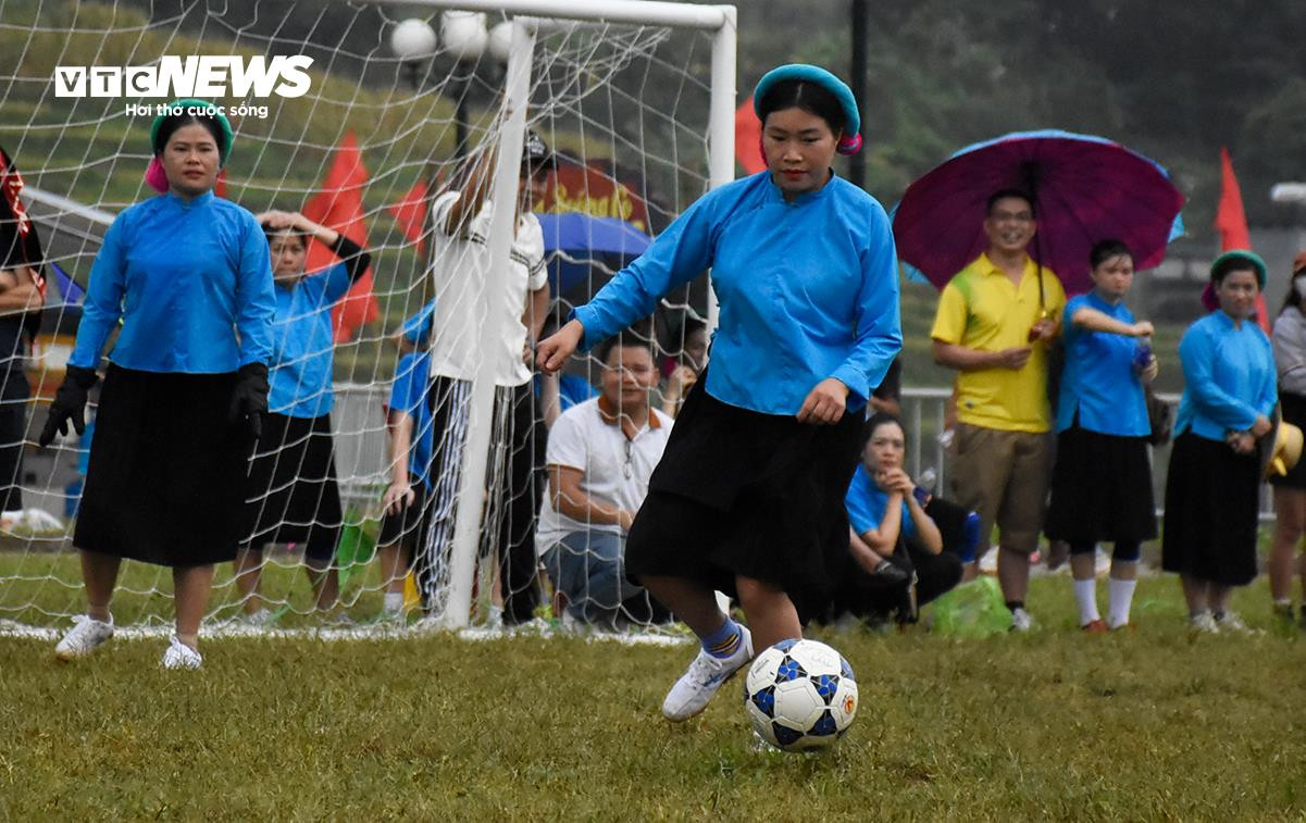 Về miền Soóng Cọ xem các 'chị đẹp' dân tộc Sán Chỉ dầm mưa, mặc váy đá bóng - 12