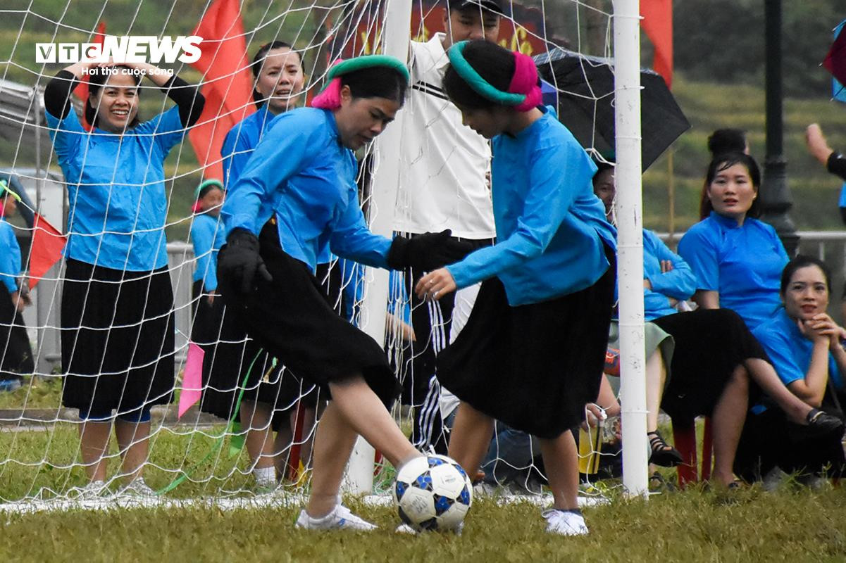 Về miền Soóng Cọ xem các 'chị đẹp' dân tộc Sán Chỉ dầm mưa, mặc váy đá bóng - 15
