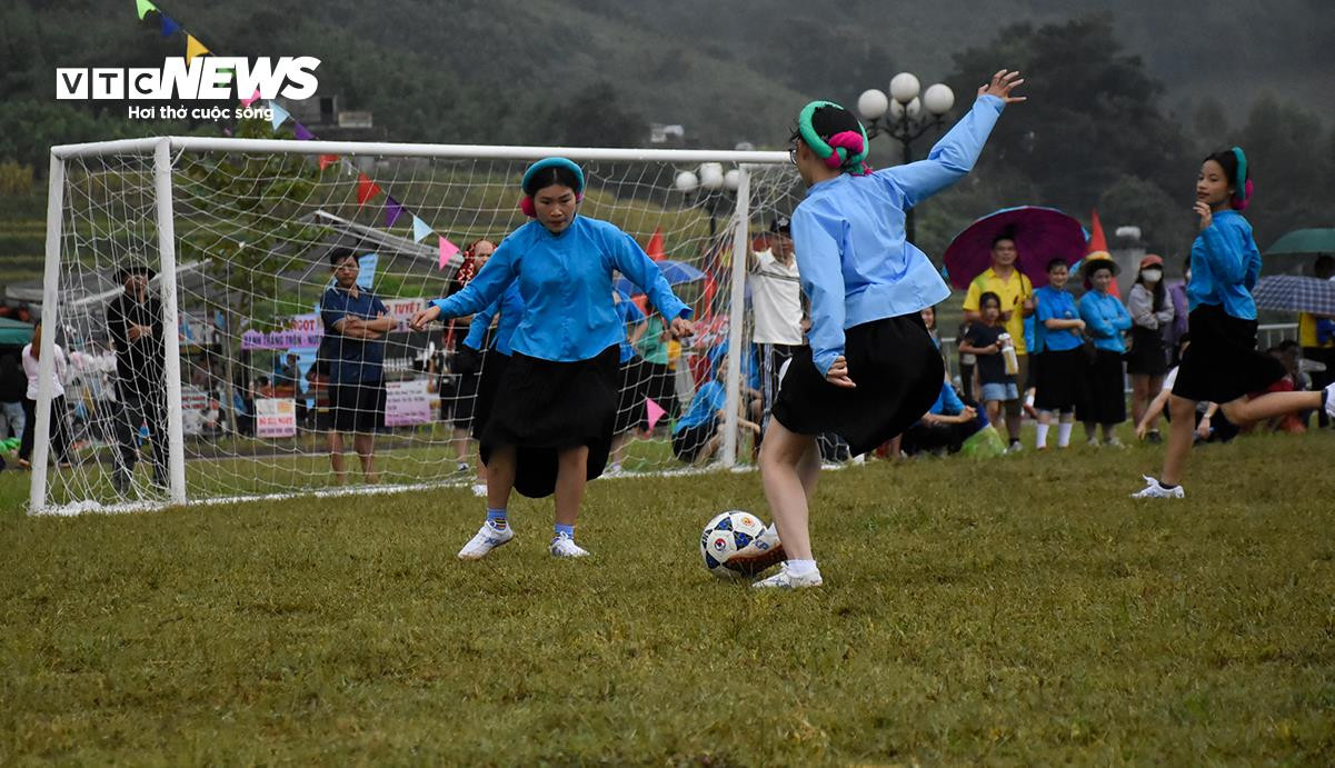 Về miền Soóng Cọ xem các 'chị đẹp' dân tộc Sán Chỉ dầm mưa, mặc váy đá bóng - 13
