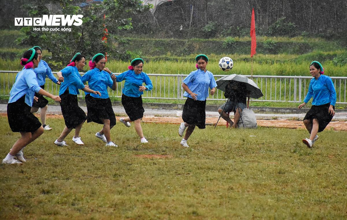 Về miền Soóng Cọ xem các 'chị đẹp' dân tộc Sán Chỉ dầm mưa, mặc váy đá bóng - 4