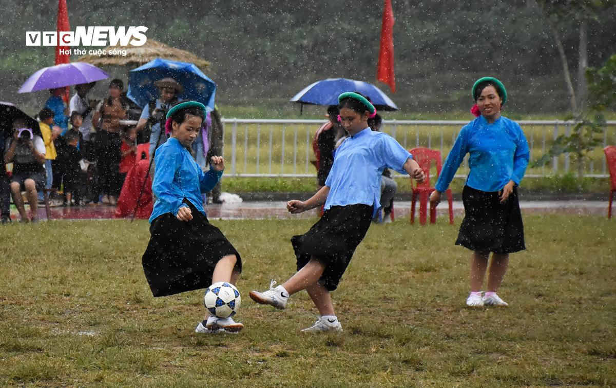 Về miền Soóng Cọ xem các 'chị đẹp' dân tộc Sán Chỉ dầm mưa, mặc váy đá bóng - 5