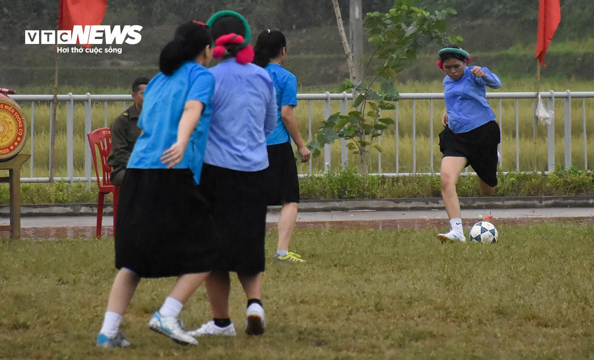 Về miền Soóng Cọ xem các 'chị đẹp' dân tộc Sán Chỉ dầm mưa, mặc váy đá bóng - 14