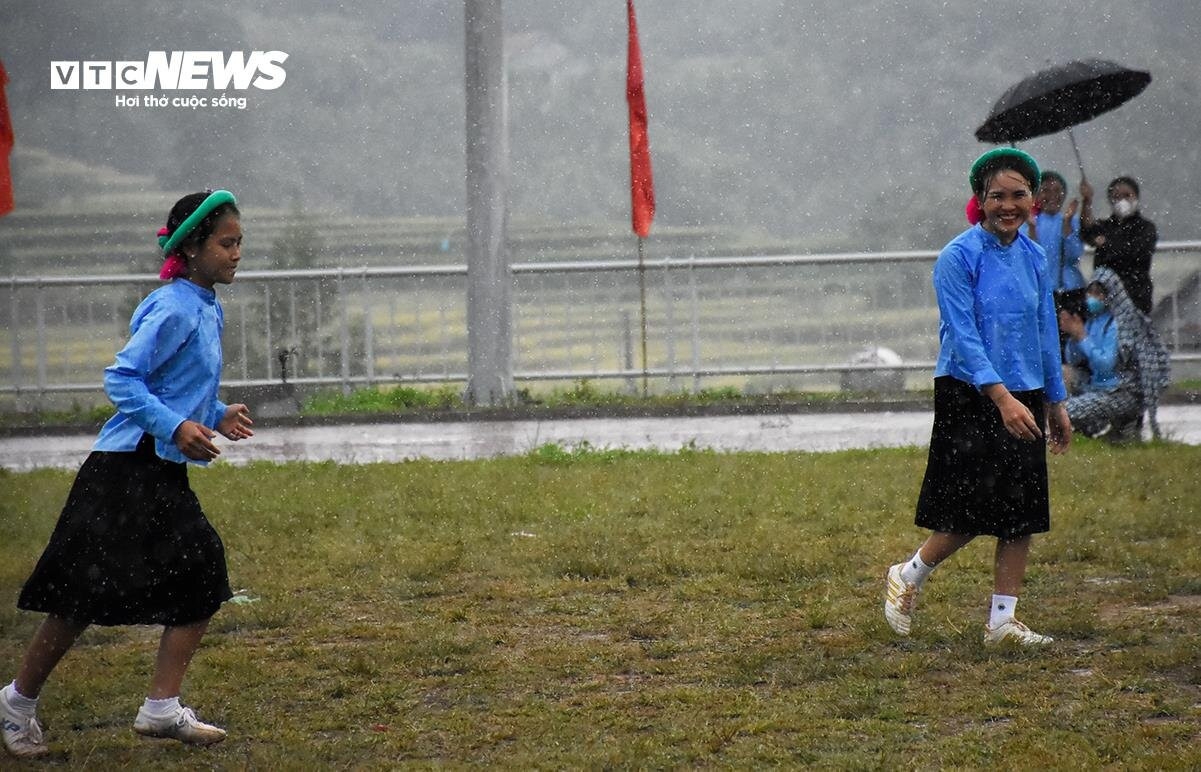 Về miền Soóng Cọ xem các 'chị đẹp' dân tộc Sán Chỉ dầm mưa, mặc váy đá bóng - 16