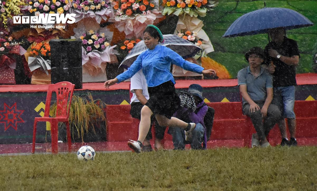 Về miền Soóng Cọ xem các 'chị đẹp' dân tộc Sán Chỉ dầm mưa, mặc váy đá bóng - 6