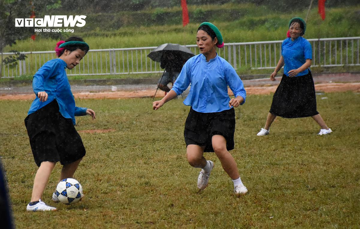 Về miền Soóng Cọ xem các 'chị đẹp' dân tộc Sán Chỉ dầm mưa, mặc váy đá bóng - 8
