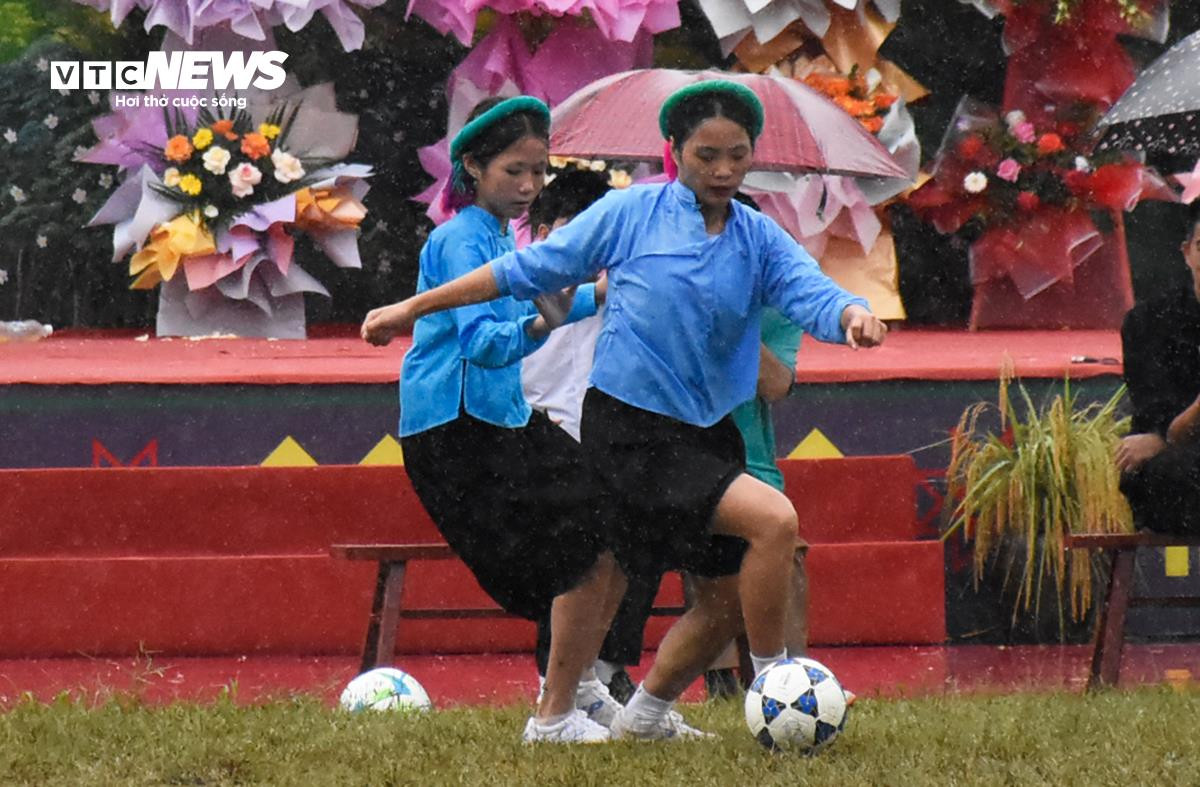 Về miền Soóng Cọ xem các 'chị đẹp' dân tộc Sán Chỉ dầm mưa, mặc váy đá bóng - 9