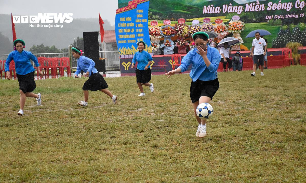 Về miền Soóng Cọ xem các 'chị đẹp' dân tộc Sán Chỉ dầm mưa, mặc váy đá bóng - 7