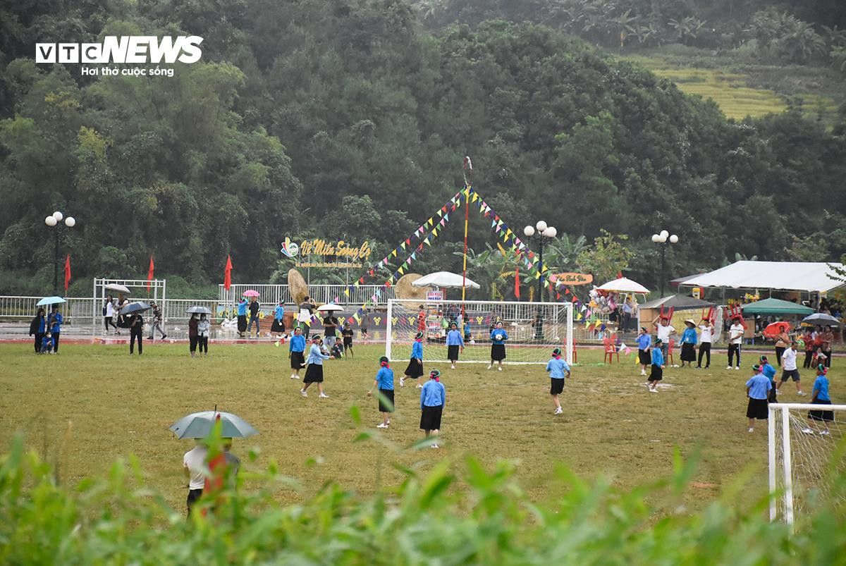 Về miền Soóng Cọ xem các 'chị đẹp' dân tộc Sán Chỉ dầm mưa, mặc váy đá bóng - 1