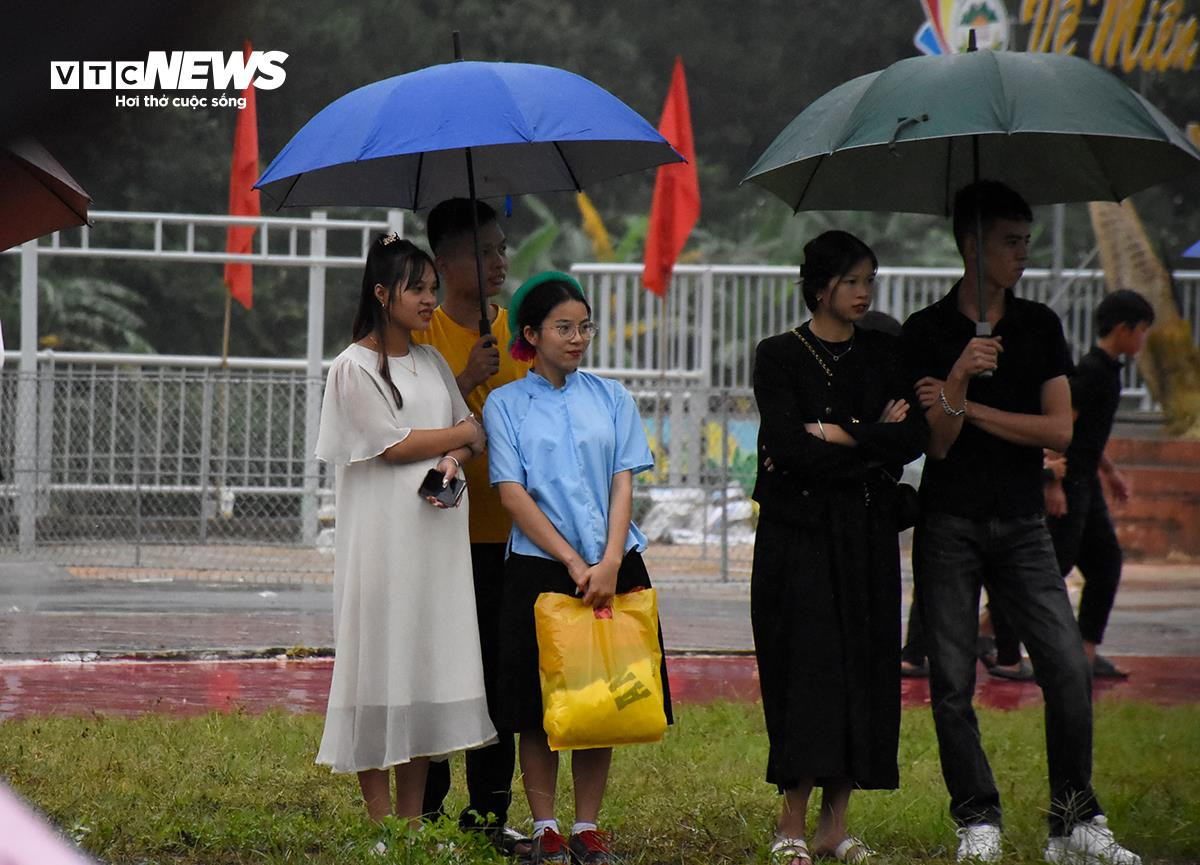 Về miền Soóng Cọ xem các 'chị đẹp' dân tộc Sán Chỉ dầm mưa, mặc váy đá bóng - 18