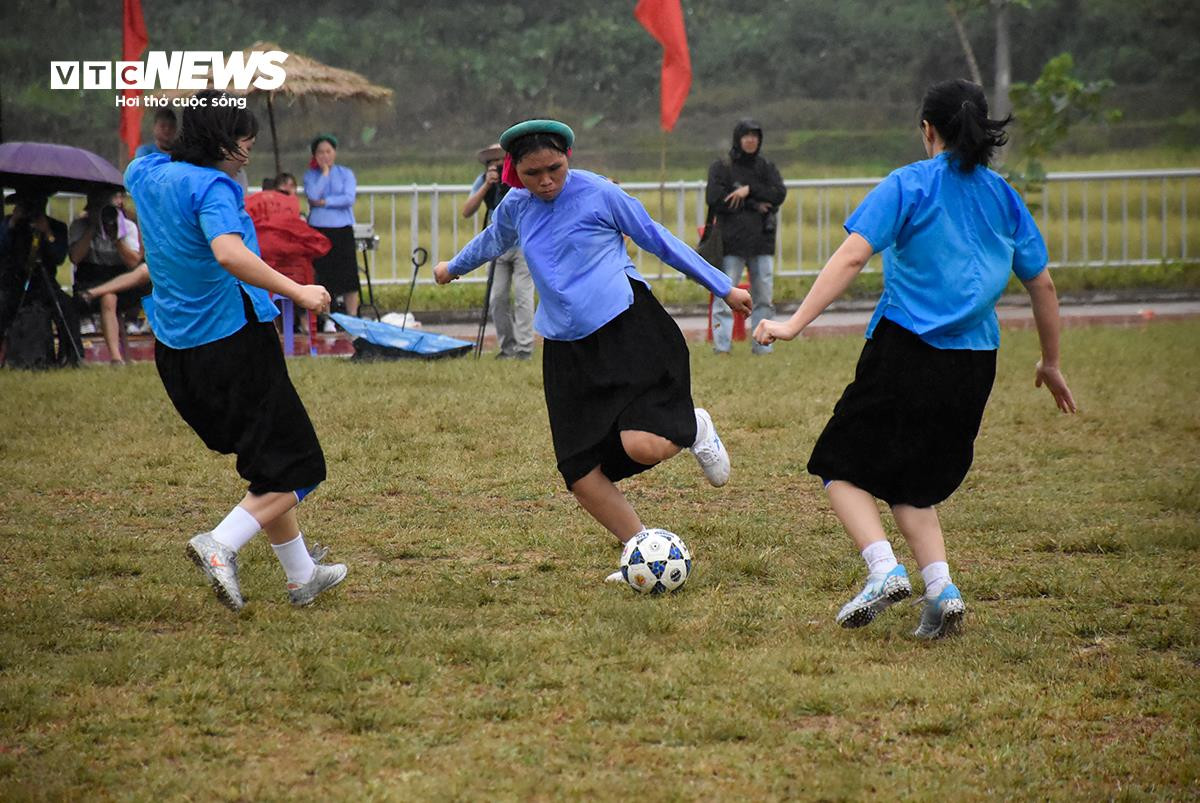 Về miền Soóng Cọ xem các 'chị đẹp' dân tộc Sán Chỉ dầm mưa, mặc váy đá bóng - 11