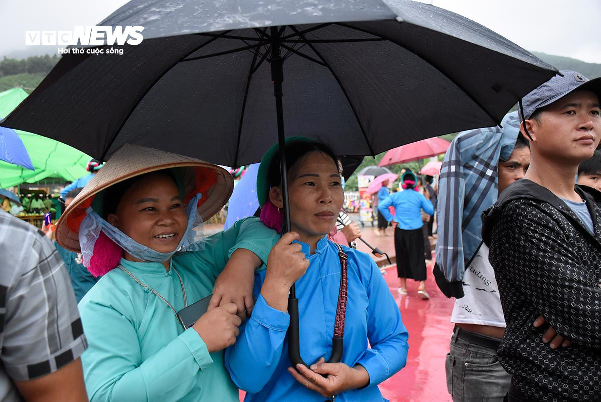 Về miền Soóng Cọ xem các 'chị đẹp' dân tộc Sán Chỉ dầm mưa, mặc váy đá bóng - 19