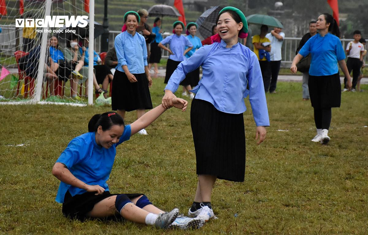 Về miền Soóng Cọ xem các 'chị đẹp' dân tộc Sán Chỉ dầm mưa, mặc váy đá bóng - 17