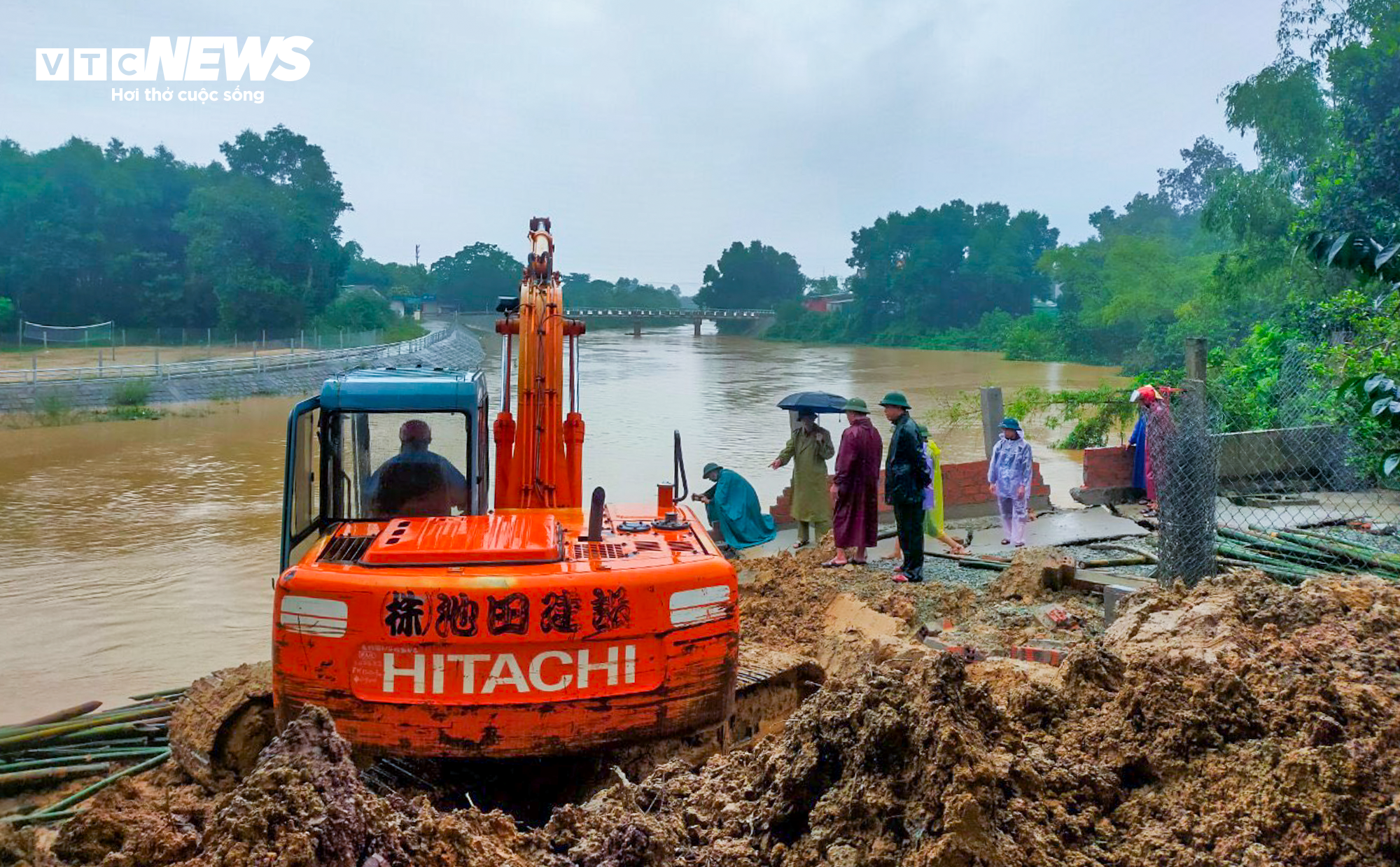 Nước lũ bủa vây, cô lập hàng loạt địa phương ở Hà Tĩnh - 11