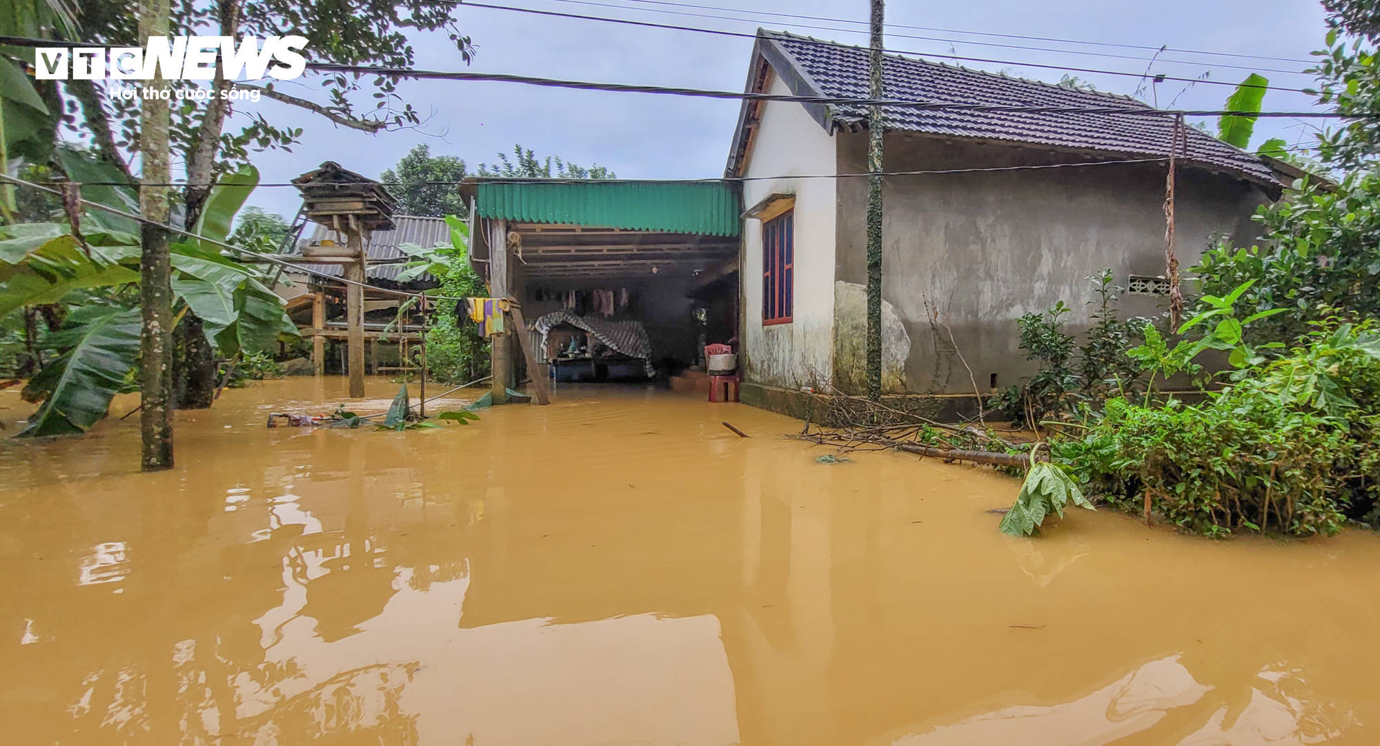 Nước lũ bủa vây, cô lập hàng loạt địa phương ở Hà Tĩnh - 3