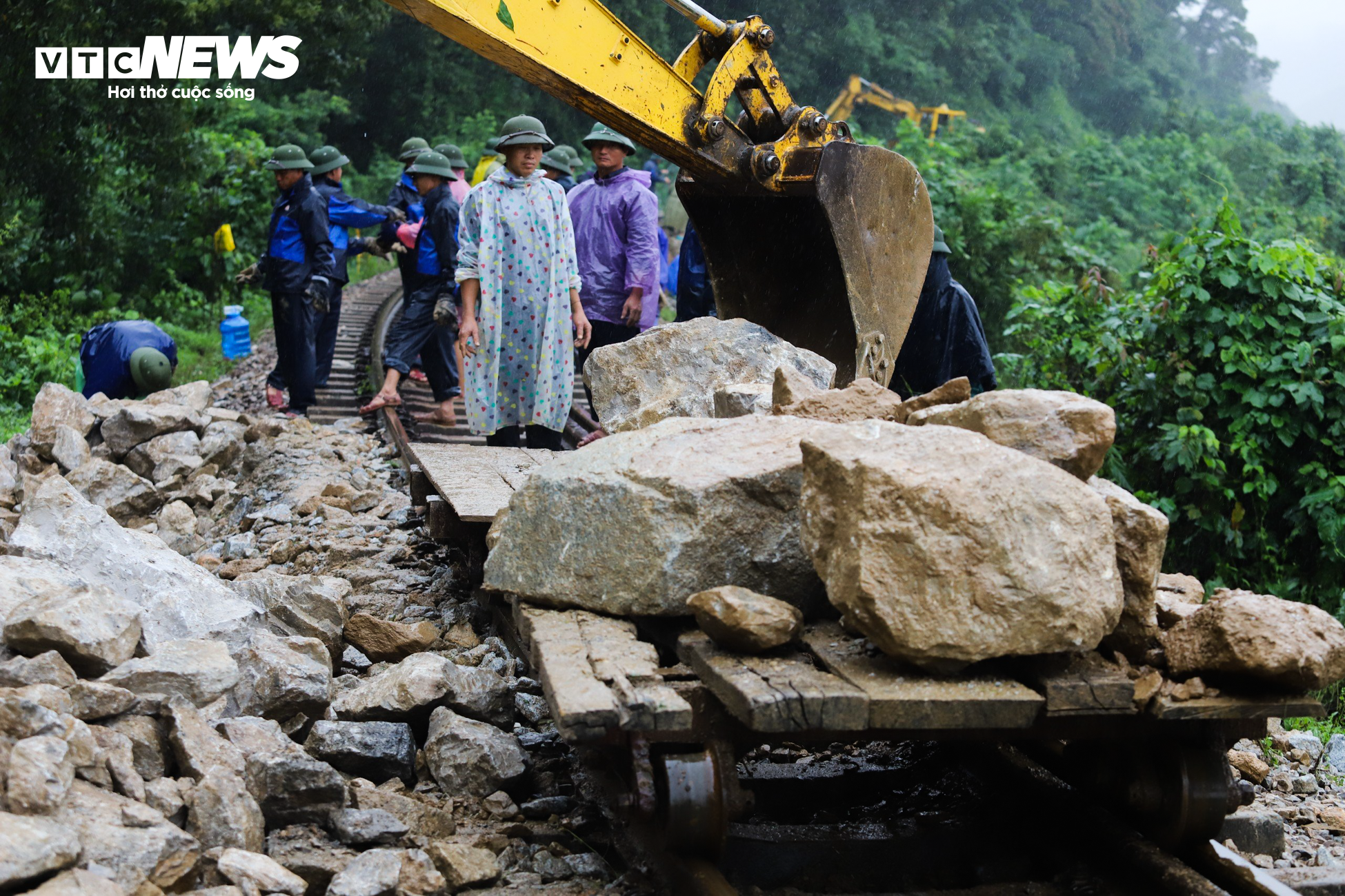 Nước lũ bủa vây, cô lập hàng loạt địa phương ở Hà Tĩnh - 9